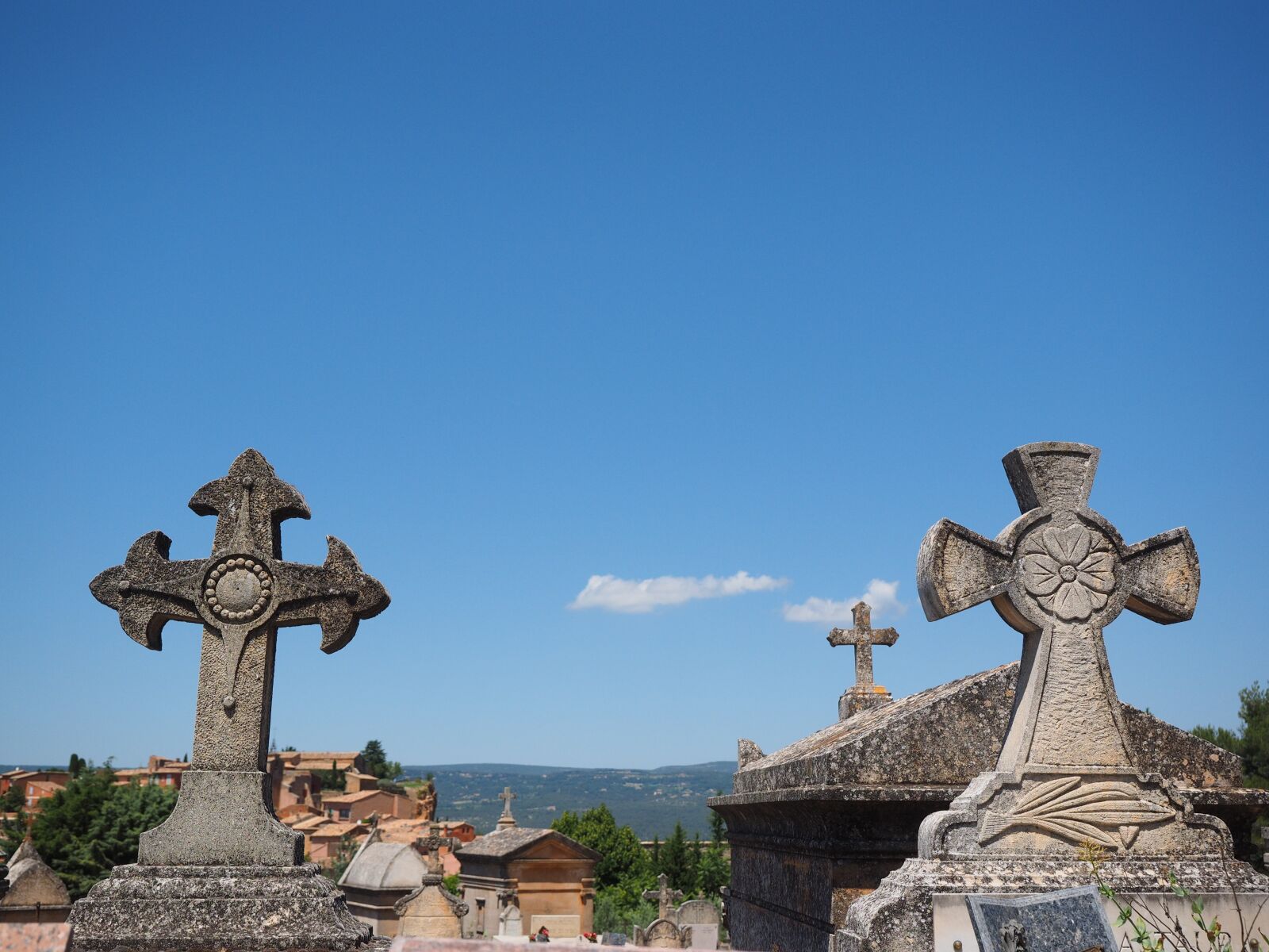 Olympus OM-D E-M1 + Olympus M.Zuiko Digital ED 12-40mm F2.8 Pro sample photo. Cross, stone cross, grave photography