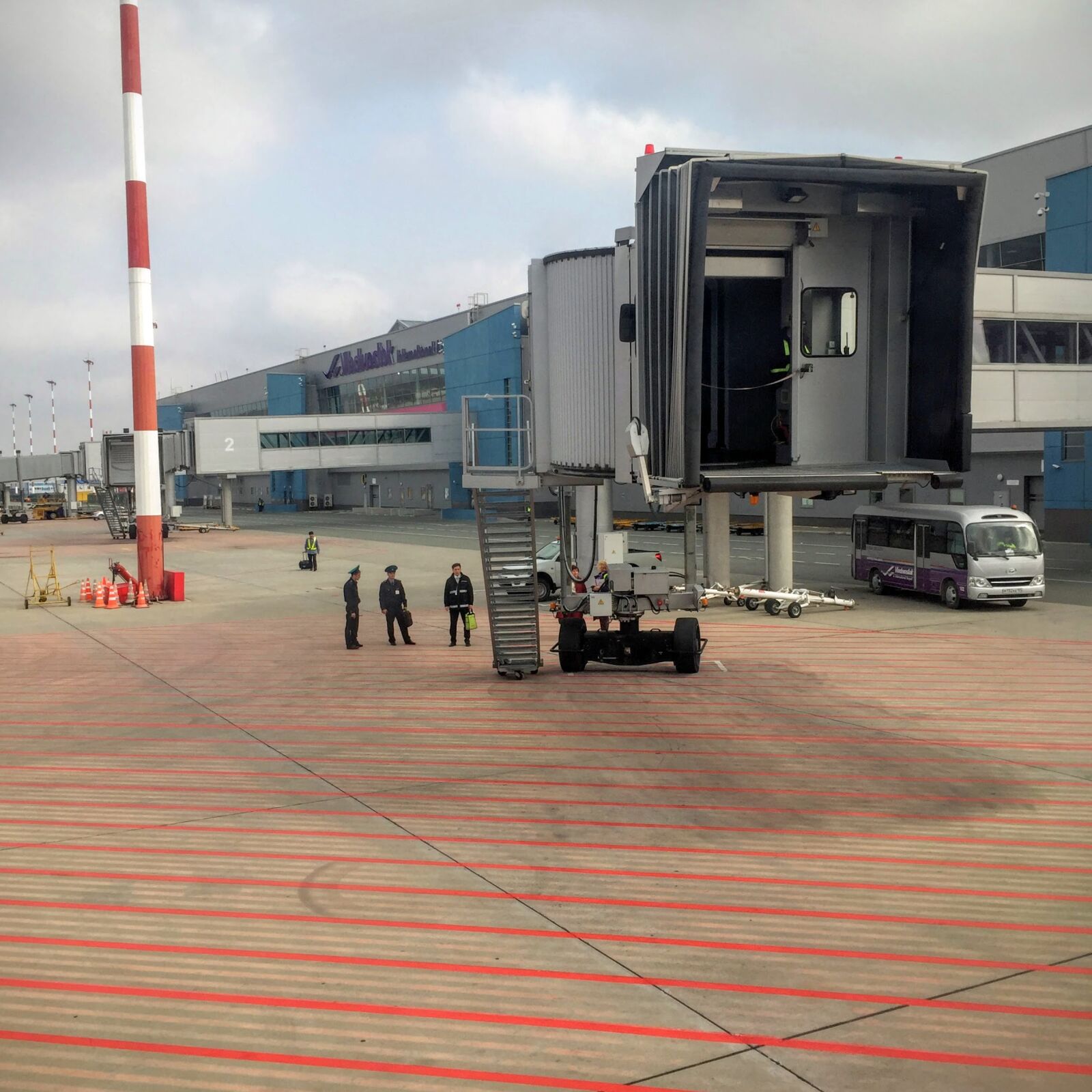 Apple iPhone 6 sample photo. Airplane, airport, city, landing photography