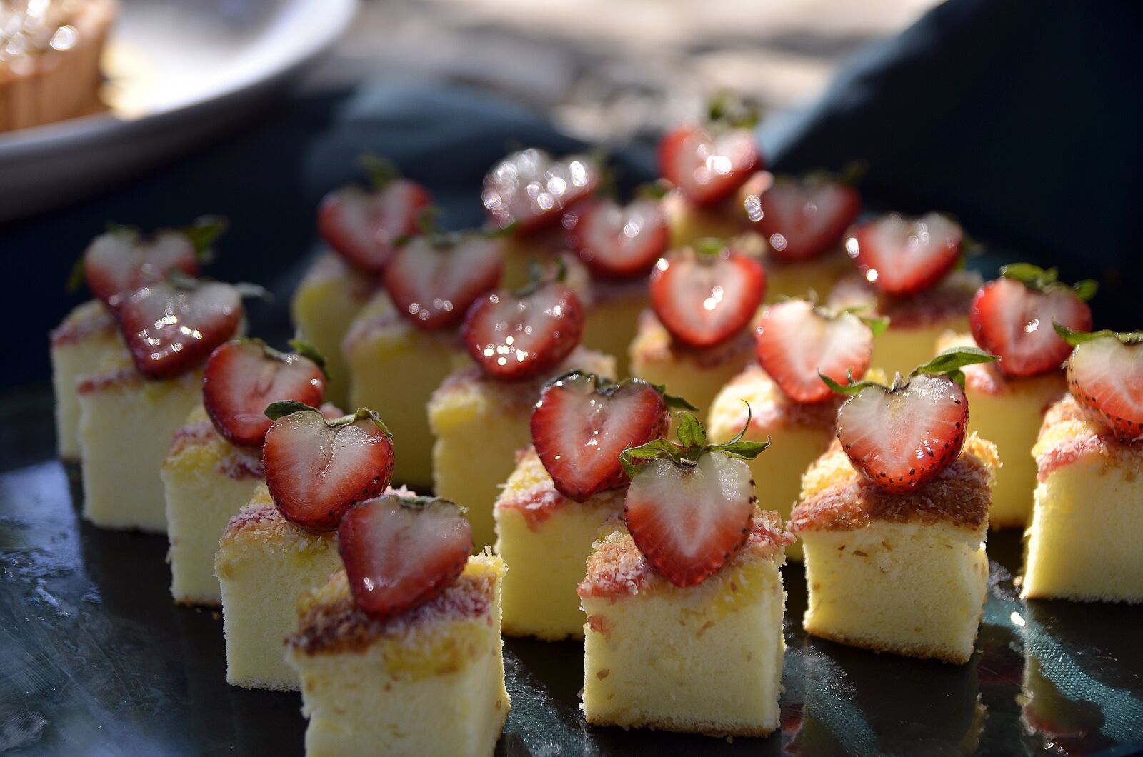 Nikon D7000 sample photo. Strawberry, cheesecake, food photography