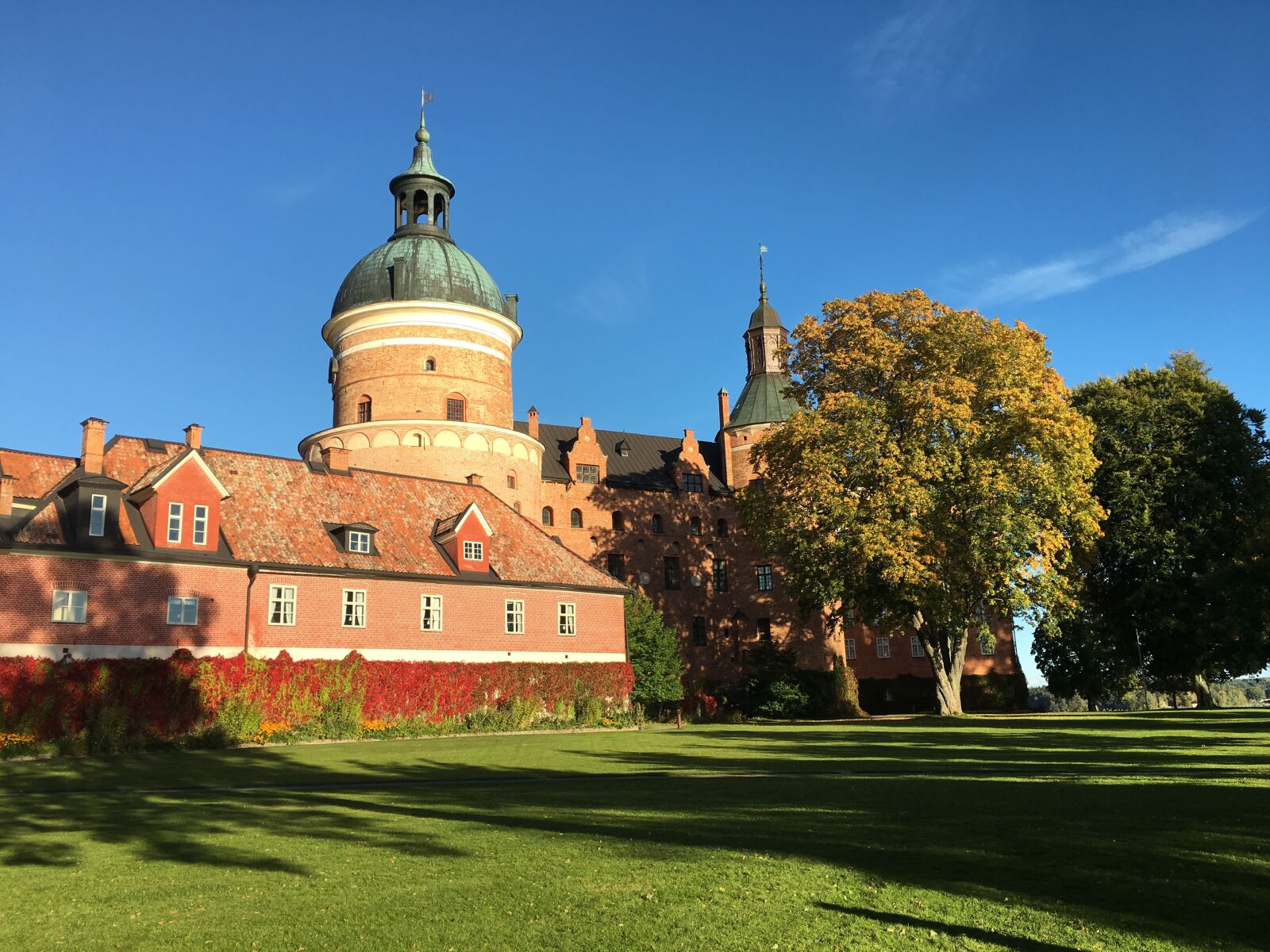 Apple iPhone 6s Plus sample photo. Gripsholm castle, castle, autumn photography