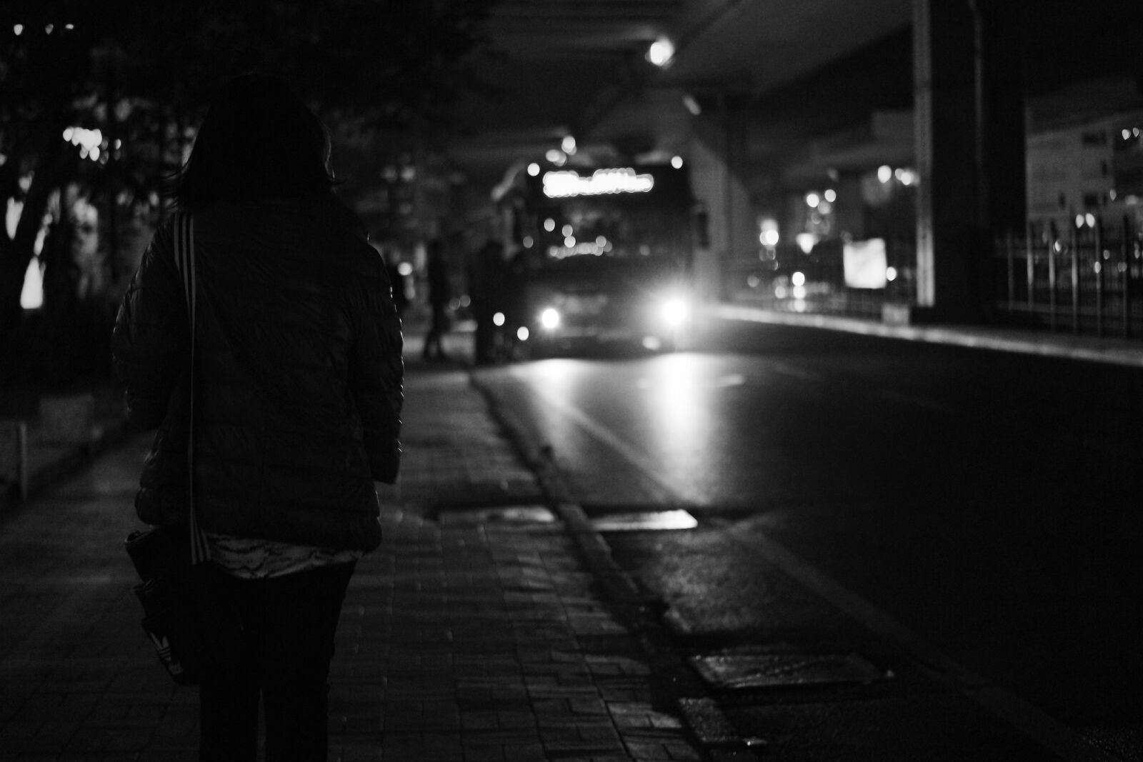 Samsung NX3000 sample photo. Black, bus, approaching, during photography