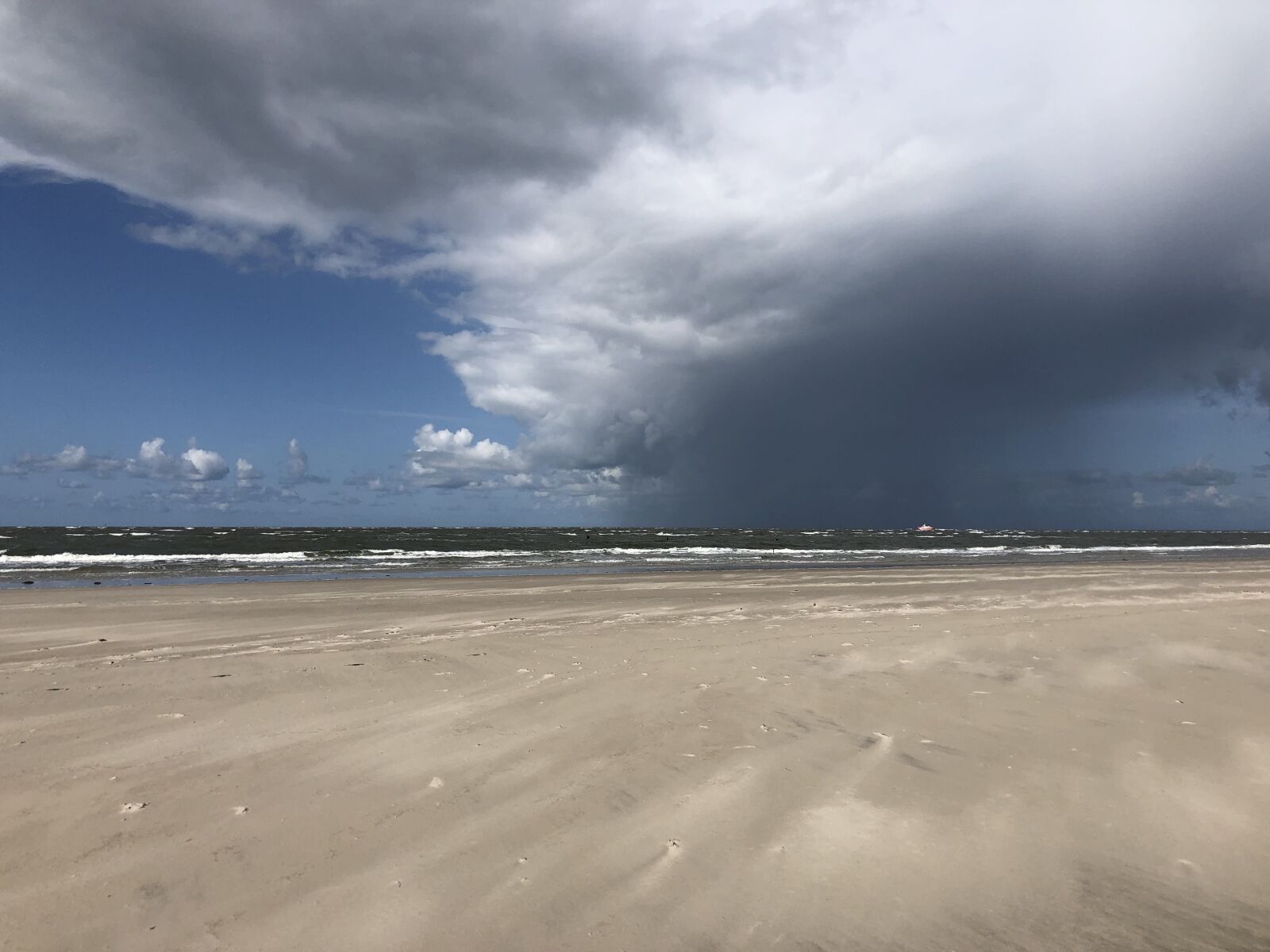 iPhone 8 back camera 3.99mm f/1.8 sample photo. Beach, sea, water photography