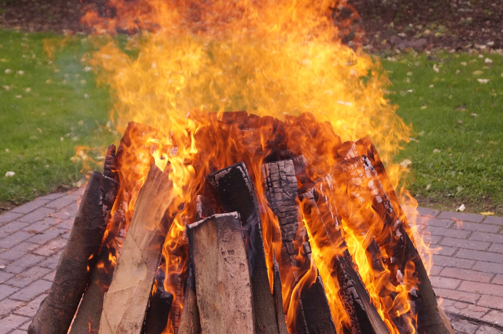 Sony SLT-A57 sample photo. Fire, hot, wood photography