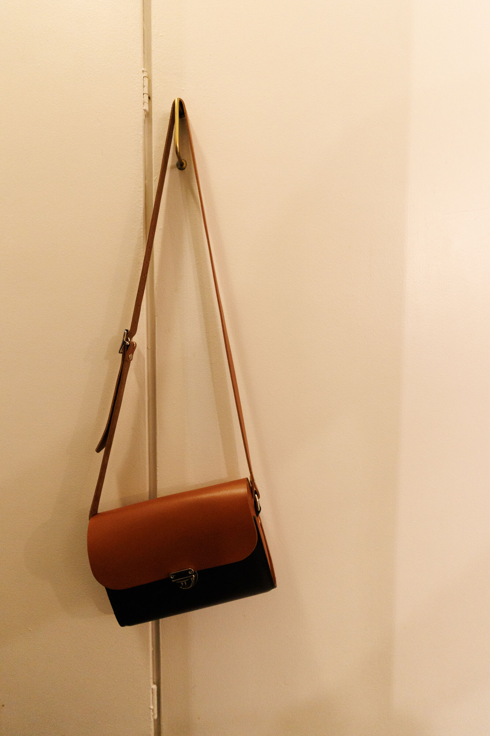 Canon EOS R7 sample photo. Handbag hanging photography