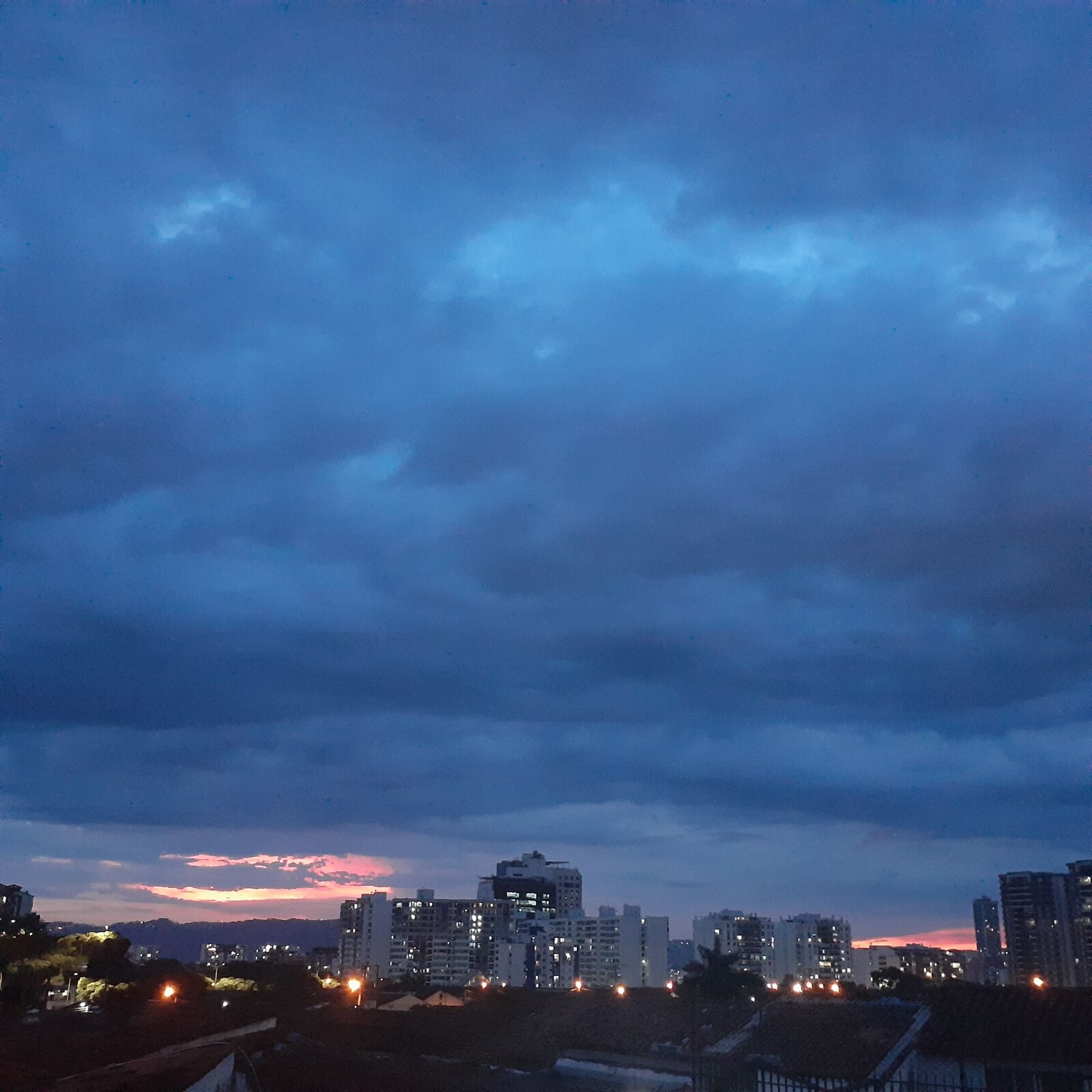 Samsung Galaxy A20 sample photo. Ciudad, cielo, atardecer photography