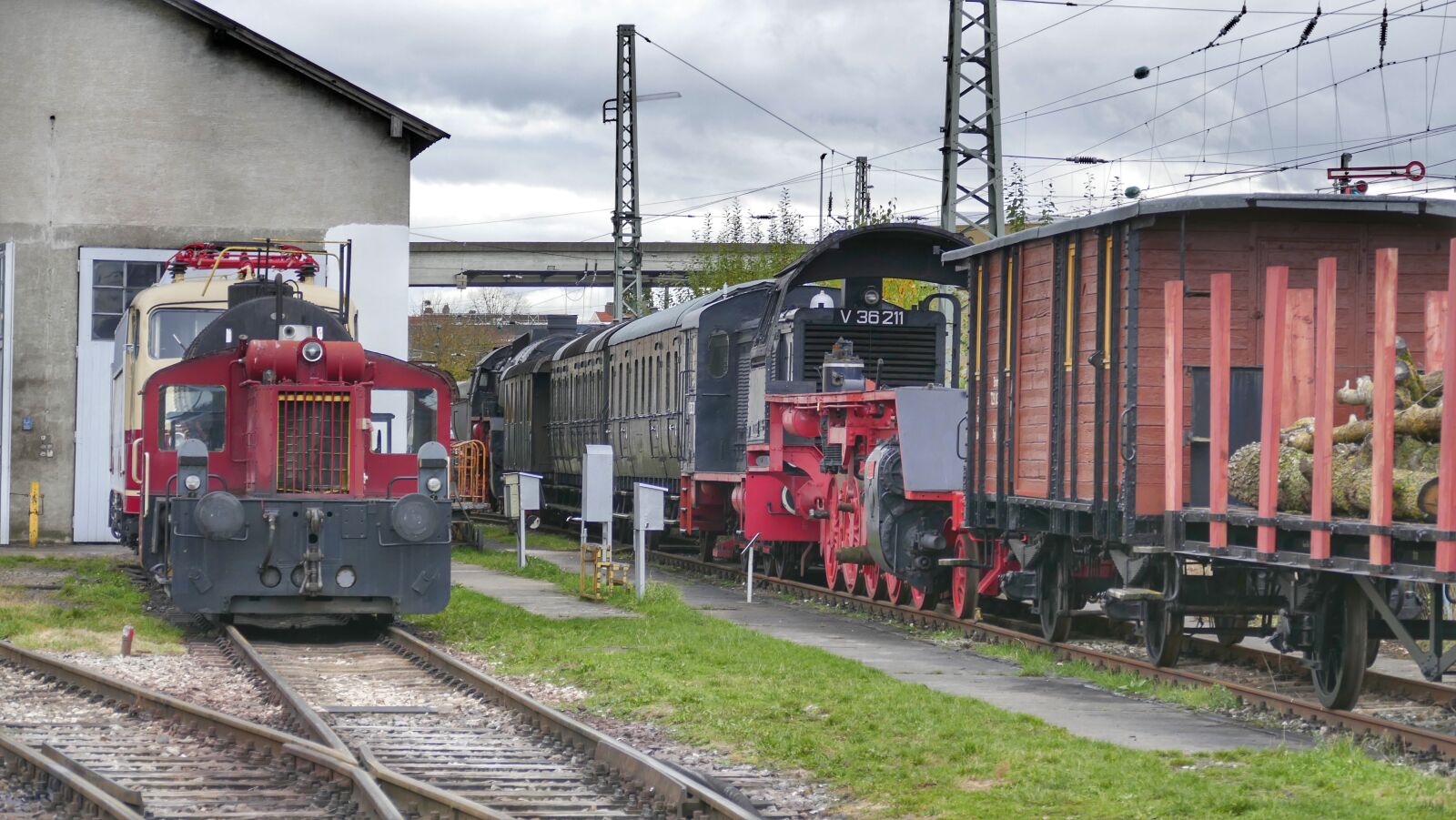 Panasonic Lumix DMC-FZ1000 sample photo. Train, railway, railway station photography