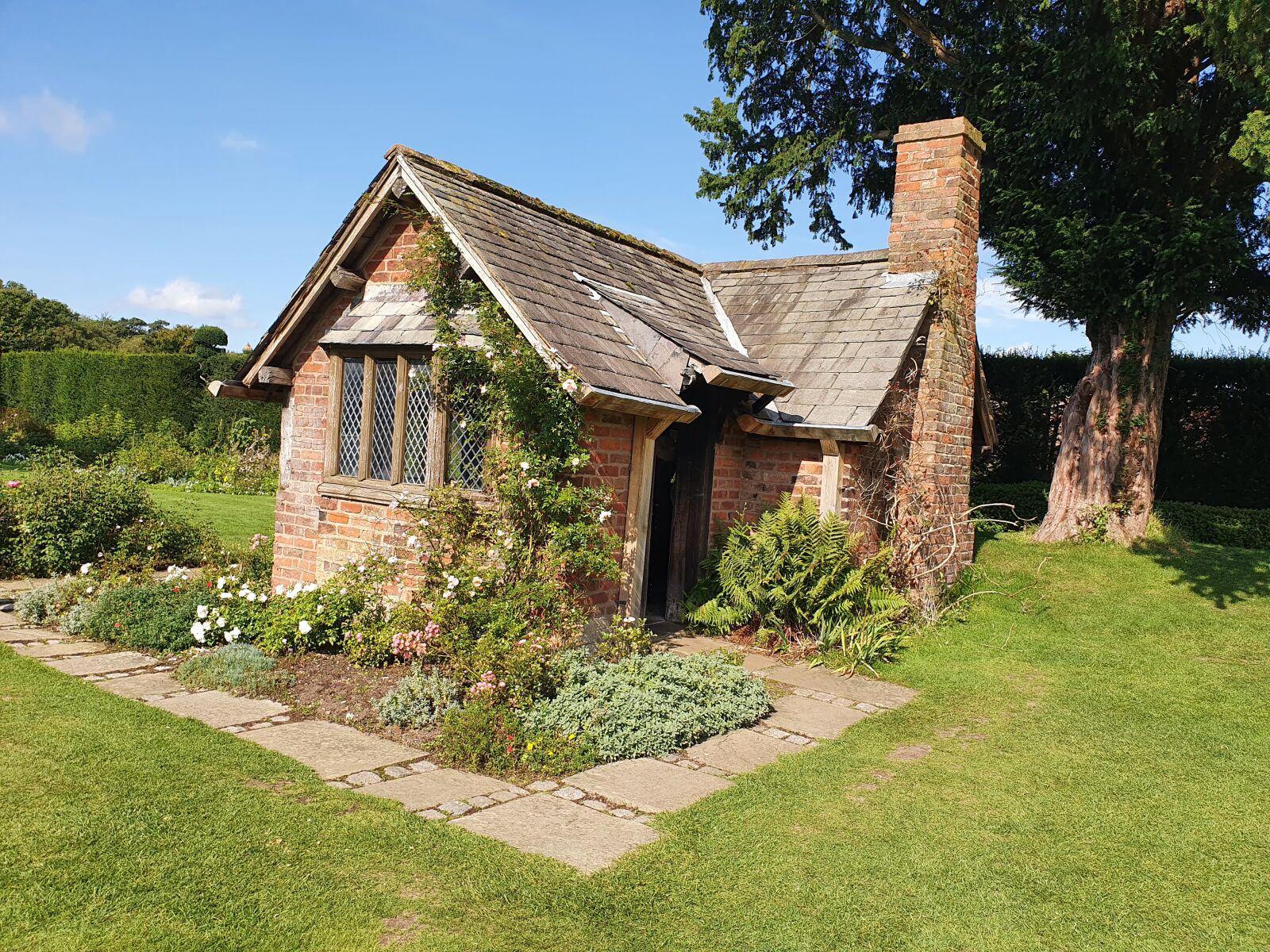 Samsung SM-G973F sample photo. Cottage, garden, summer photography