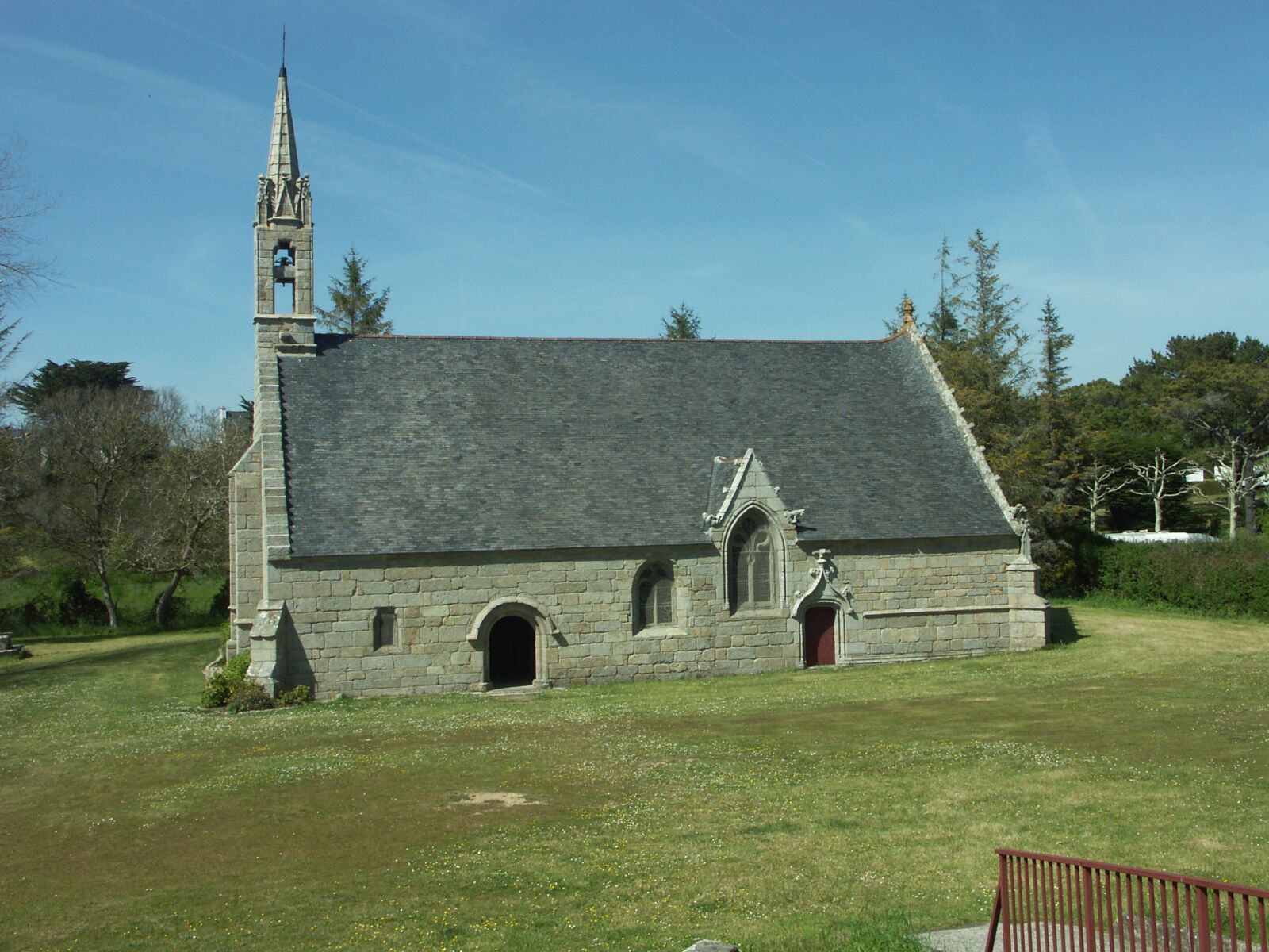KONICA MINOLTA DiMAGE A1 sample photo. Brittany, france, little church photography