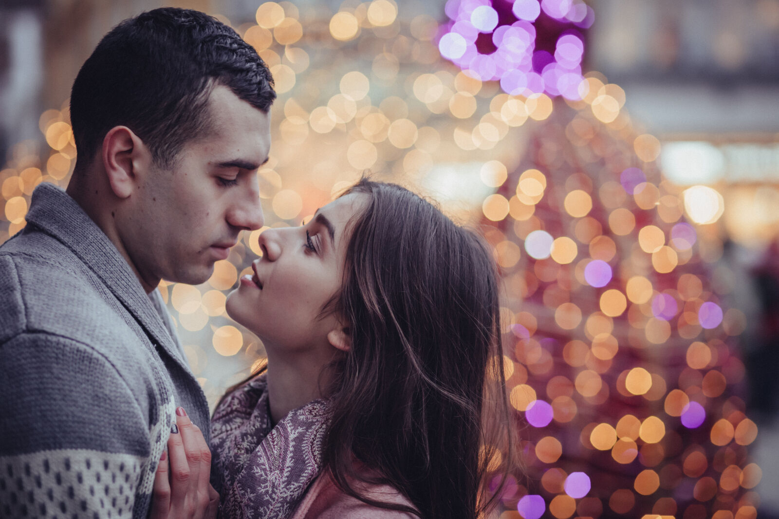 Canon EF 85mm F1.8 USM sample photo. Young, couple, kissing, in photography