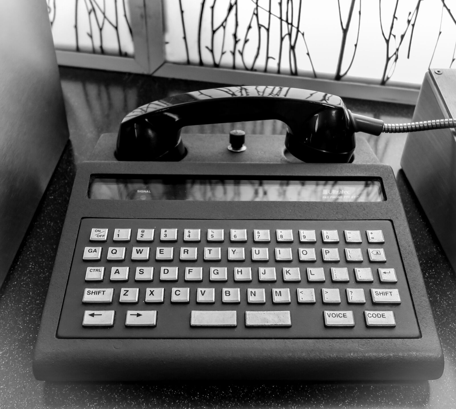 Canon PowerShot G7 X sample photo. Modem, telephone, keyboard photography