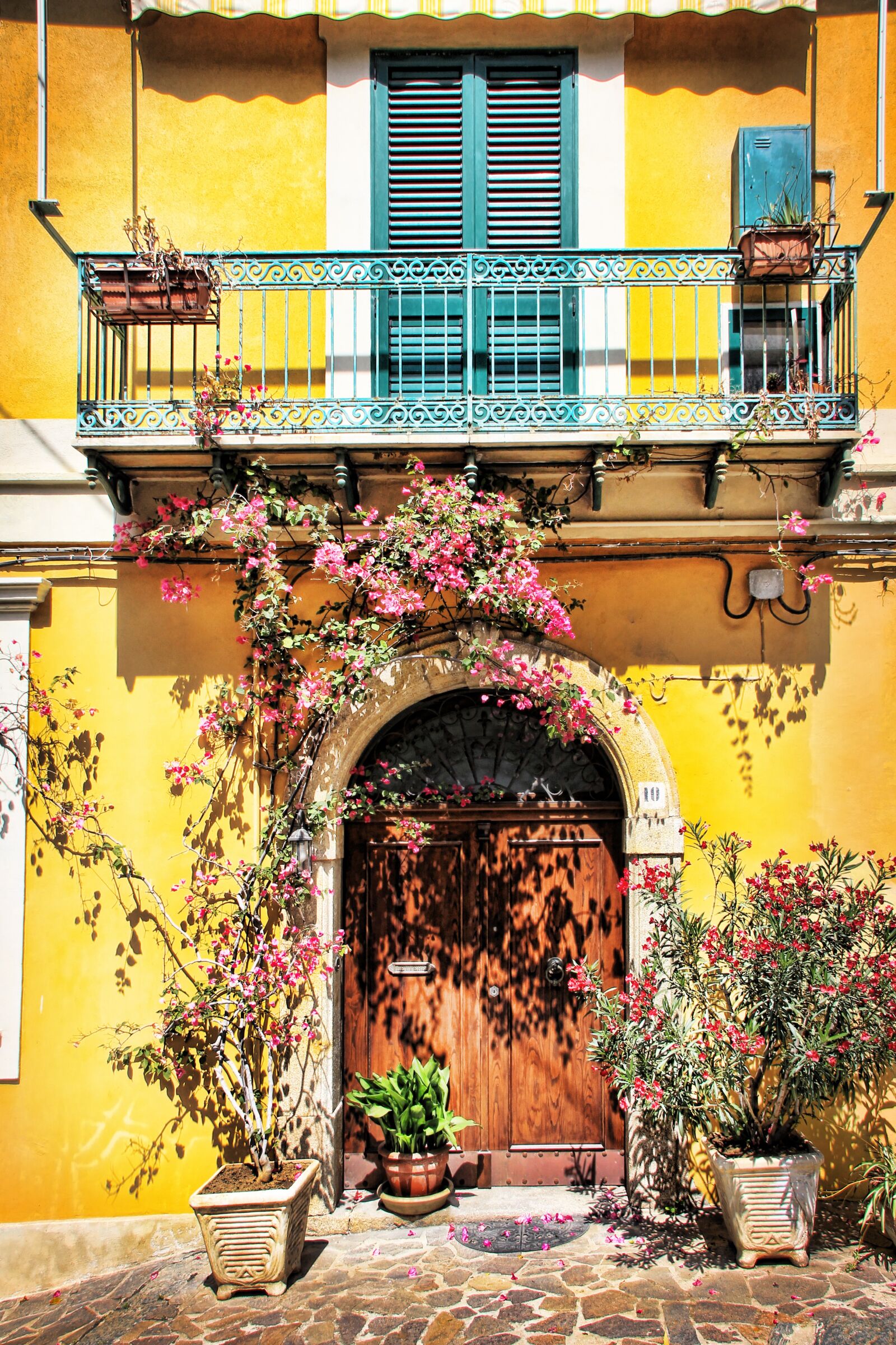 Canon EOS 550D (EOS Rebel T2i / EOS Kiss X4) sample photo. Facade, calabria, colorful photography
