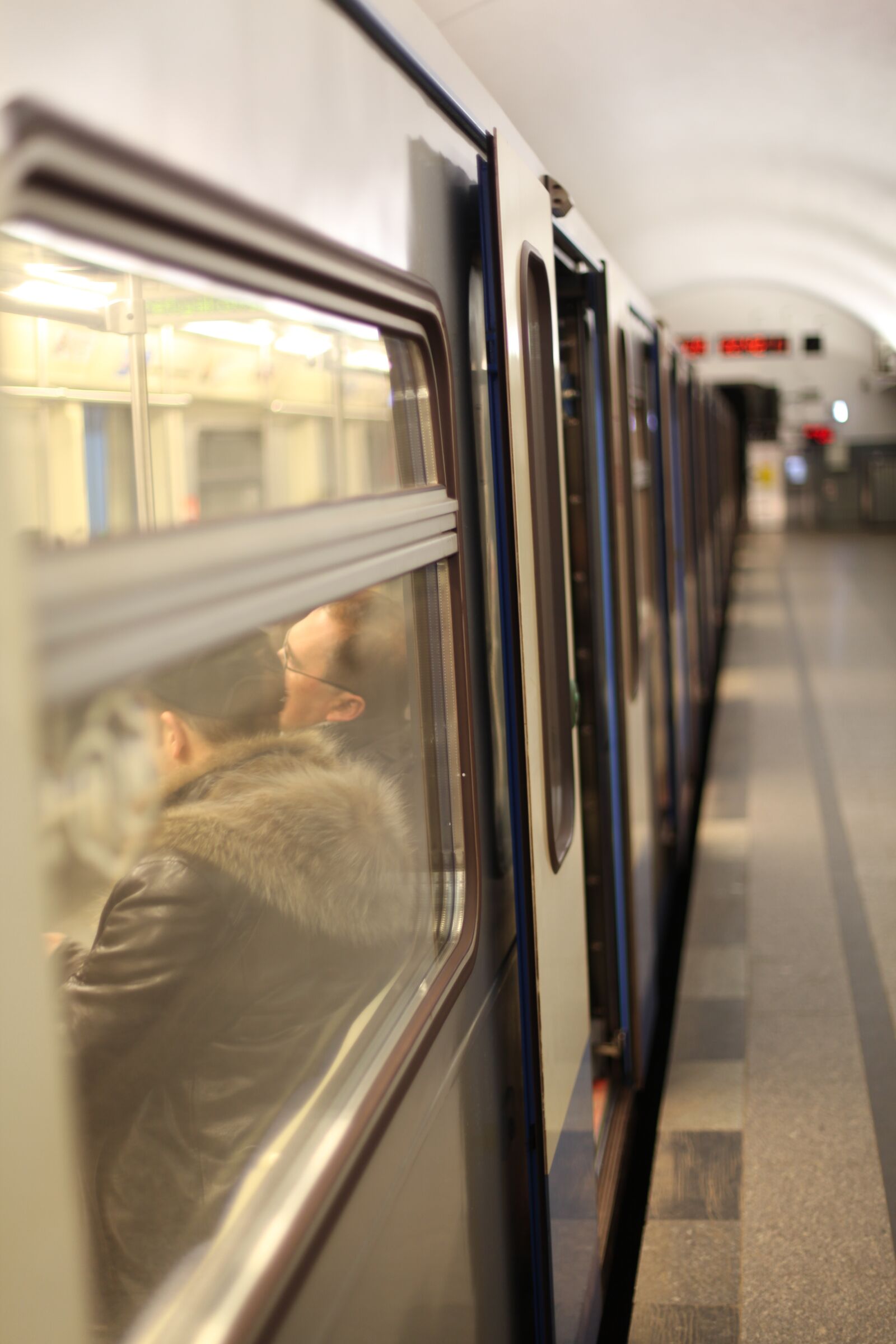 Canon EOS 5D Mark II sample photo. Metro, peron, railway carriage photography
