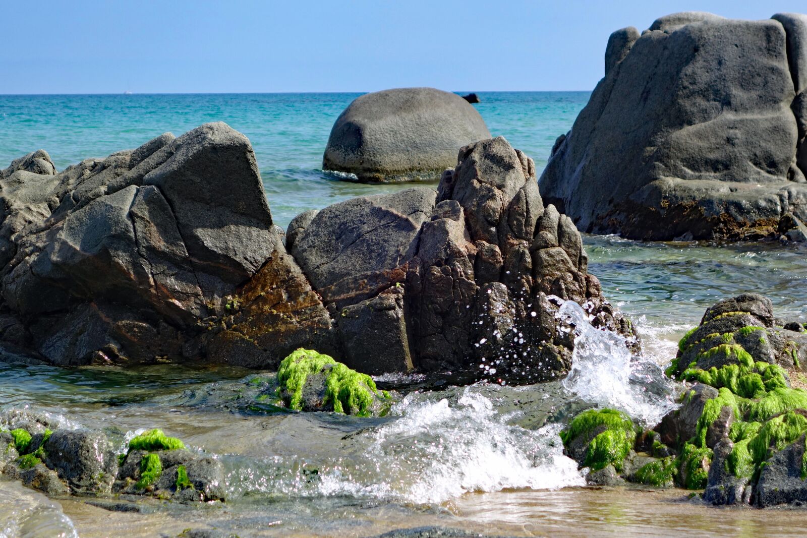 Sony Cyber-shot DSC-RX100 II sample photo. Rock, beach, sea photography