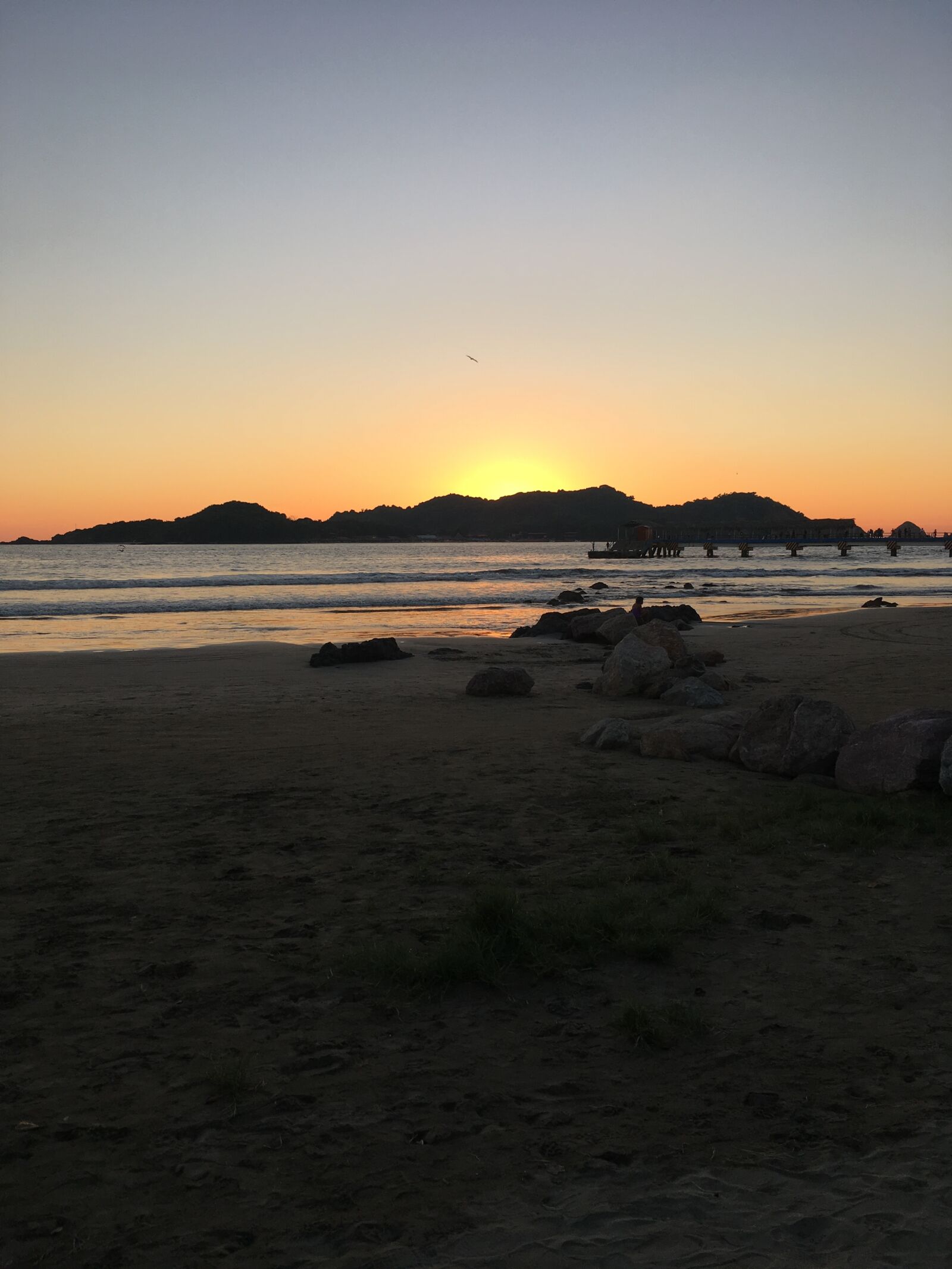 iPhone SE back camera 4.15mm f/2.2 sample photo. Sunset, beach, sky photography