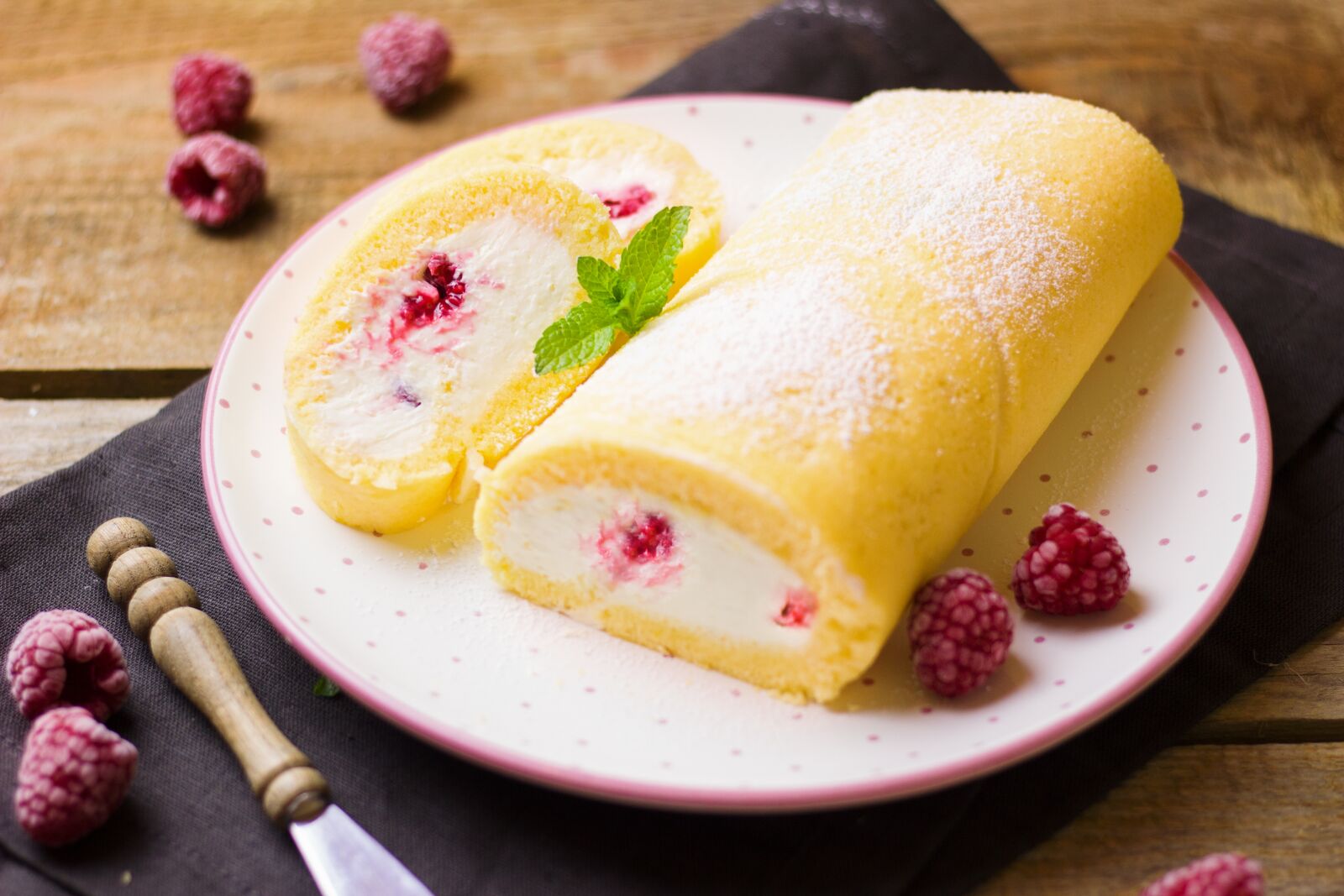 Canon EOS 600D (Rebel EOS T3i / EOS Kiss X5) + Canon EF 50mm F1.8 STM sample photo. Roulade, raspberry, advocaat photography