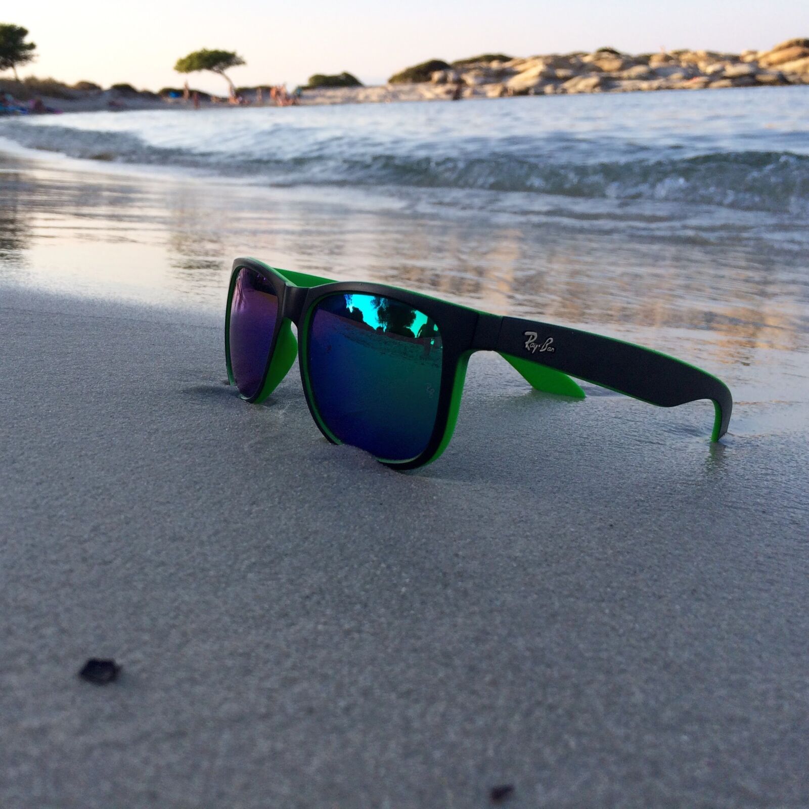 iPhone 5s back camera 4.15mm f/2.2 sample photo. Sunglasses, beach, water photography