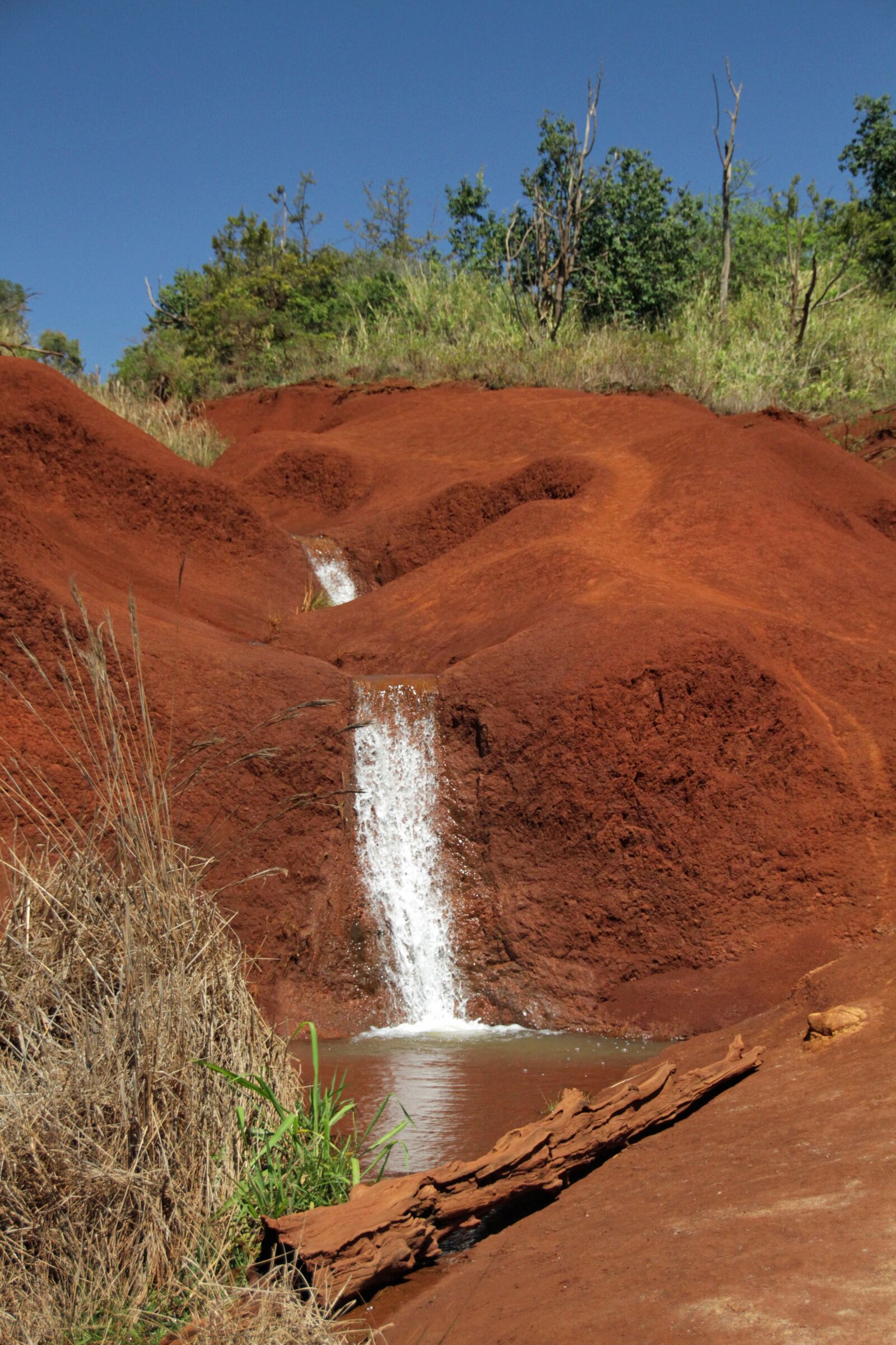 Canon EOS 7D sample photo. Waterfall, red sand, water photography