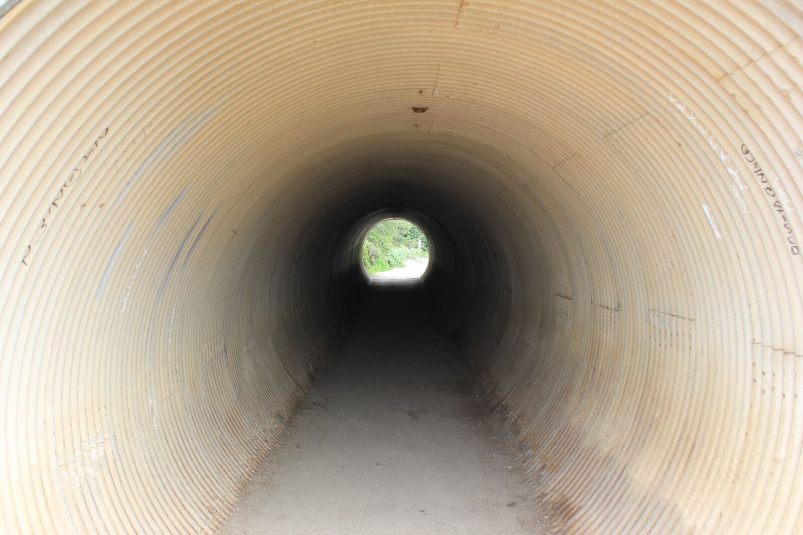 Canon EOS 550D (EOS Rebel T2i / EOS Kiss X4) sample photo. Tunnel, circle, drain pipe photography