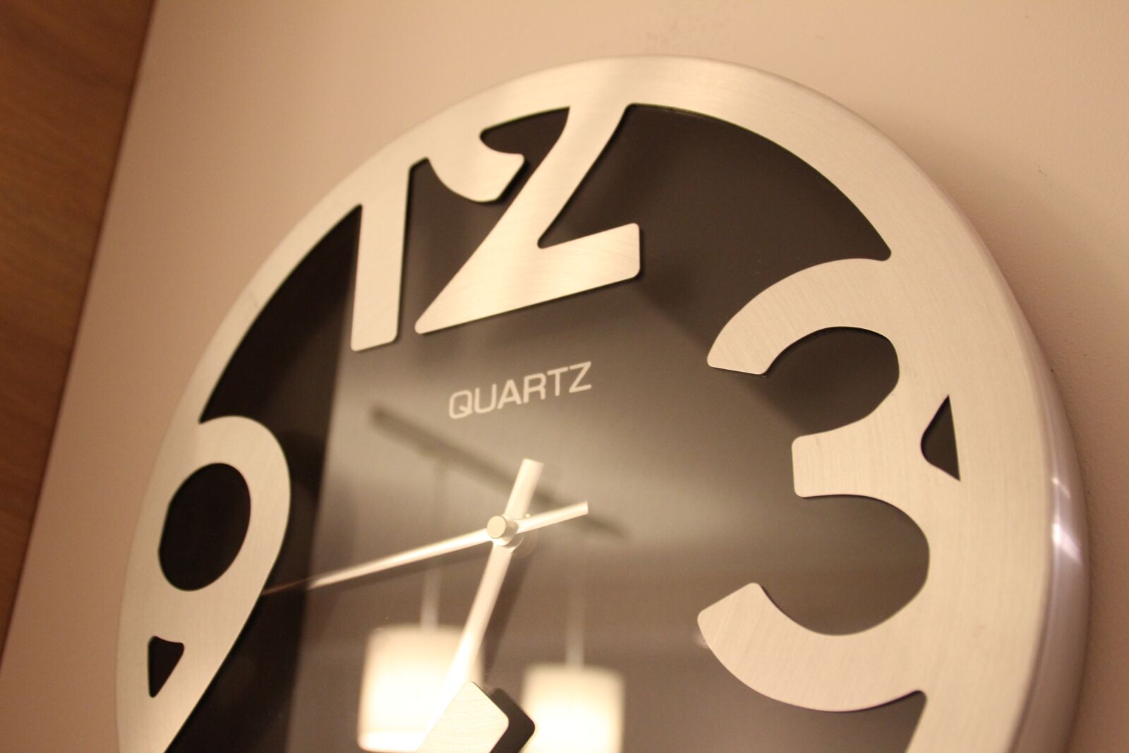 Canon EOS 600D (Rebel EOS T3i / EOS Kiss X5) sample photo. Time, clock, room photography