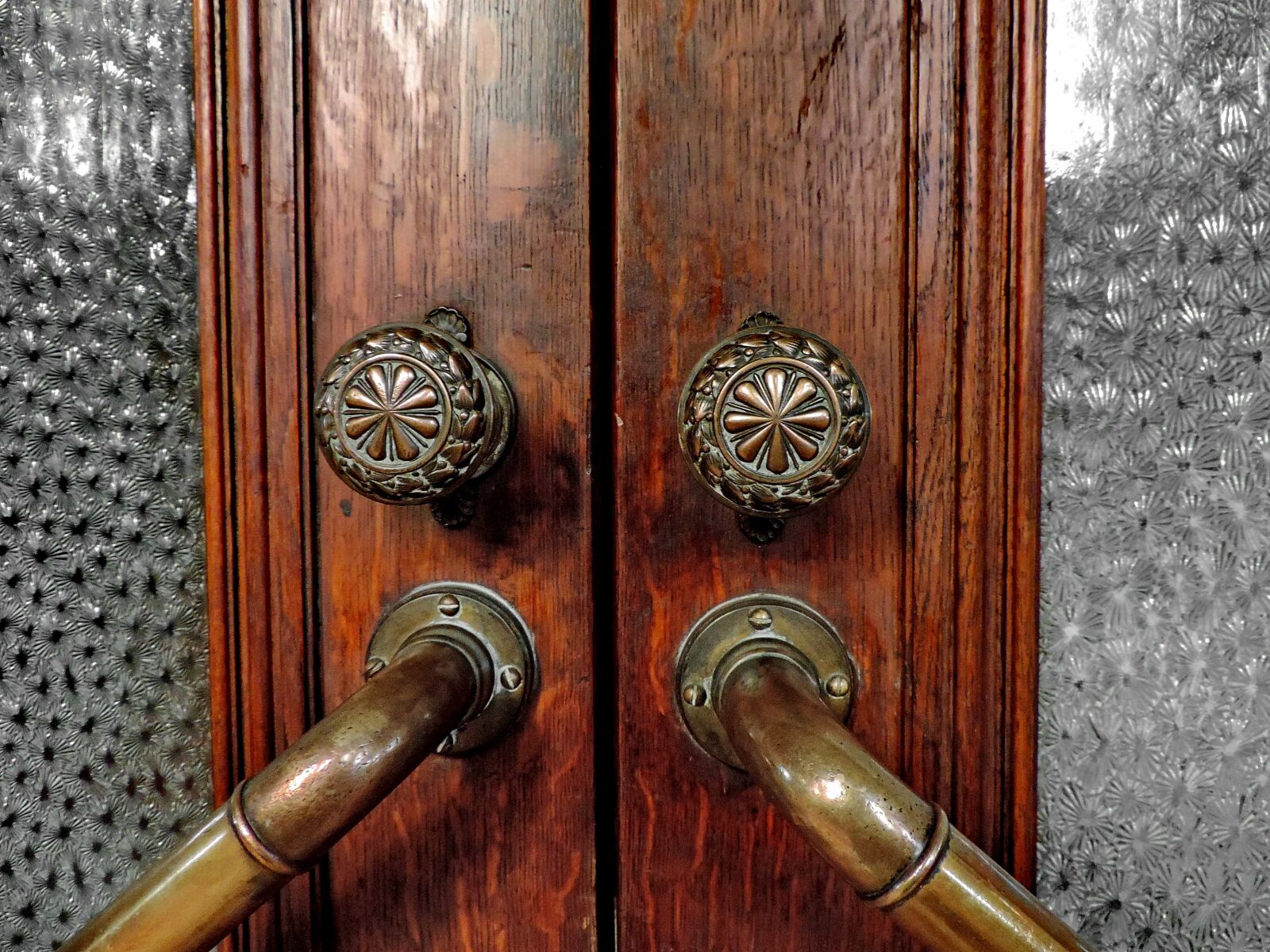 Nikon Coolpix P520 sample photo. Brass, carving, front door photography