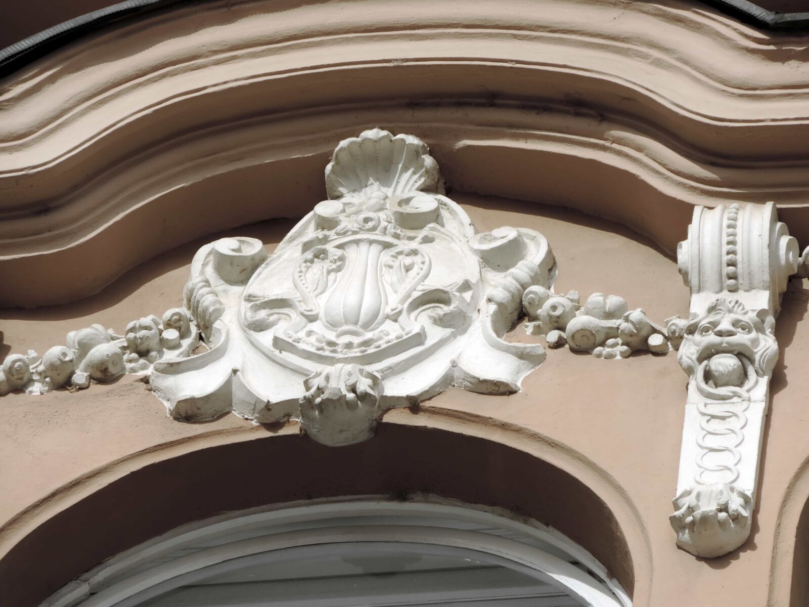 Nikon Coolpix P520 sample photo. Arabesque, arch, baroque, facade photography