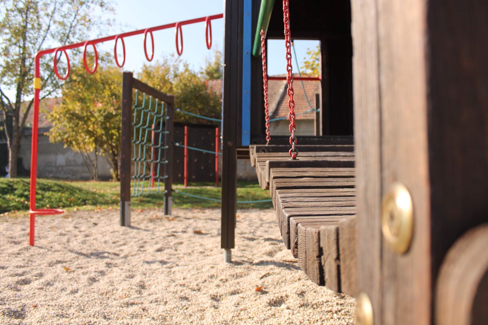 Canon EOS 1100D (EOS Rebel T3 / EOS Kiss X50) sample photo. Playground, chain, climbing tower photography