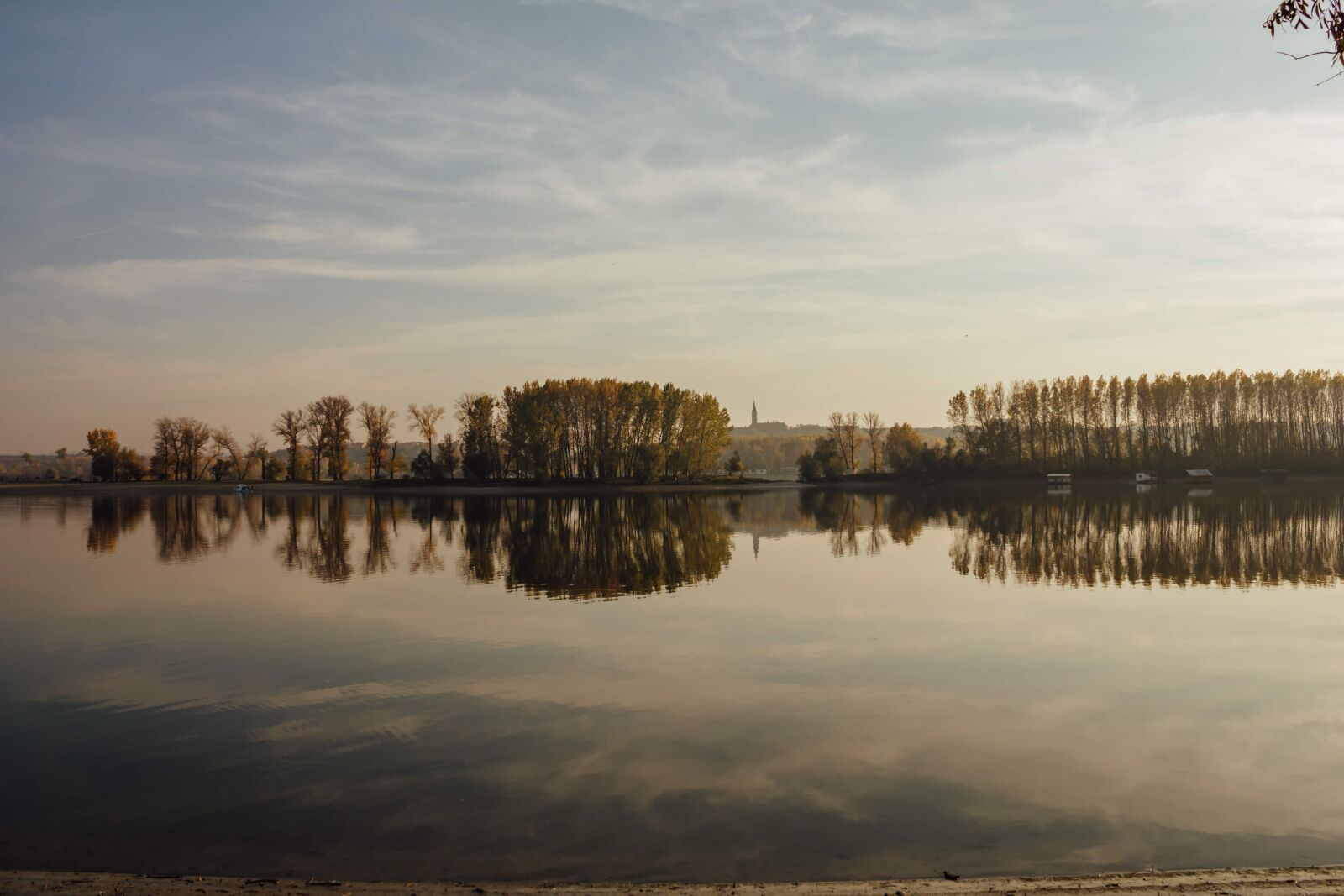 Canon EF-S 18-55mm F3.5-5.6 IS sample photo. Trees, lakeside, calm, atmosphere photography