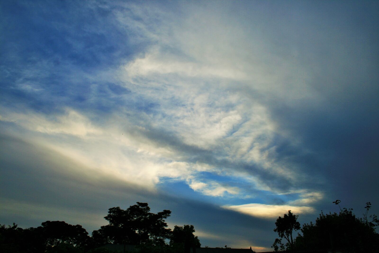 Canon EOS 400D (EOS Digital Rebel XTi / EOS Kiss Digital X) sample photo. Sky, blue, clouds photography