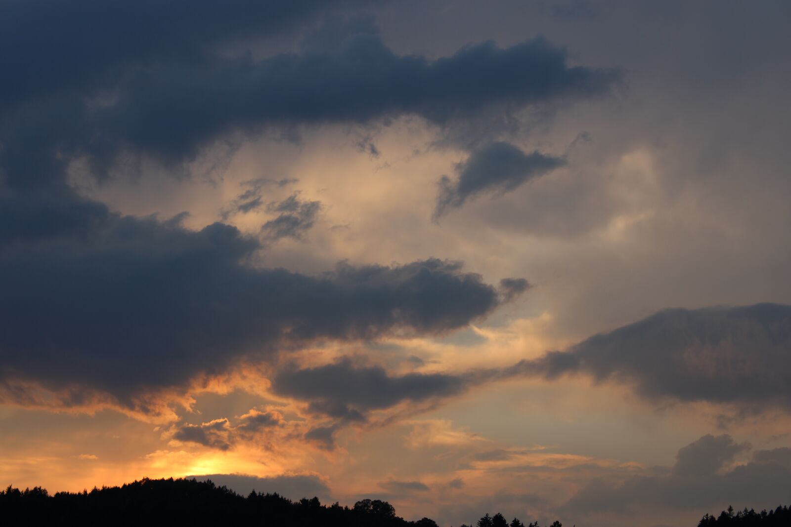 Canon EOS 2000D (EOS Rebel T7 / EOS Kiss X90 / EOS 1500D) sample photo. Clouds, sunset, evening photography