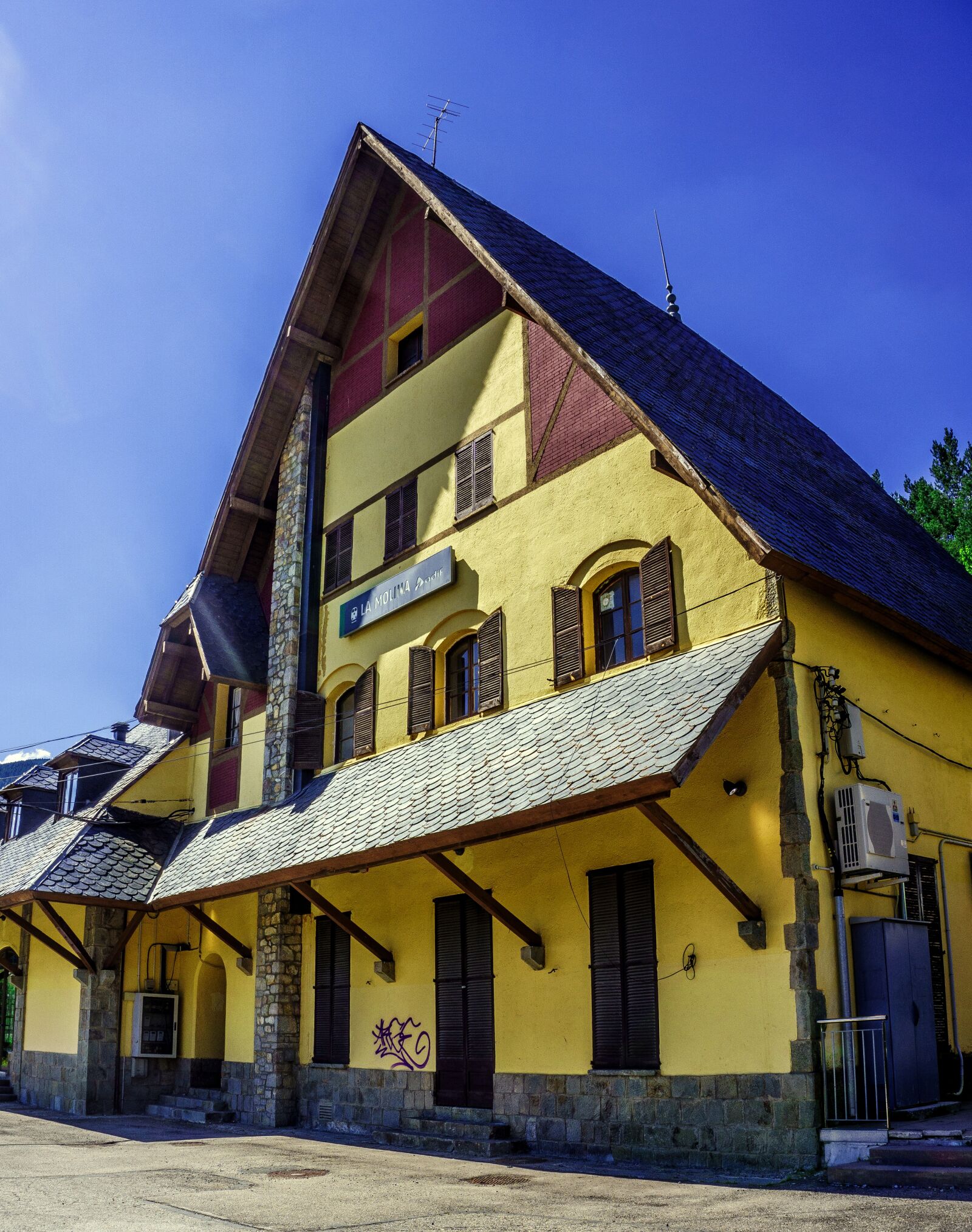 Sony a6000 sample photo. House, mountain, sky photography