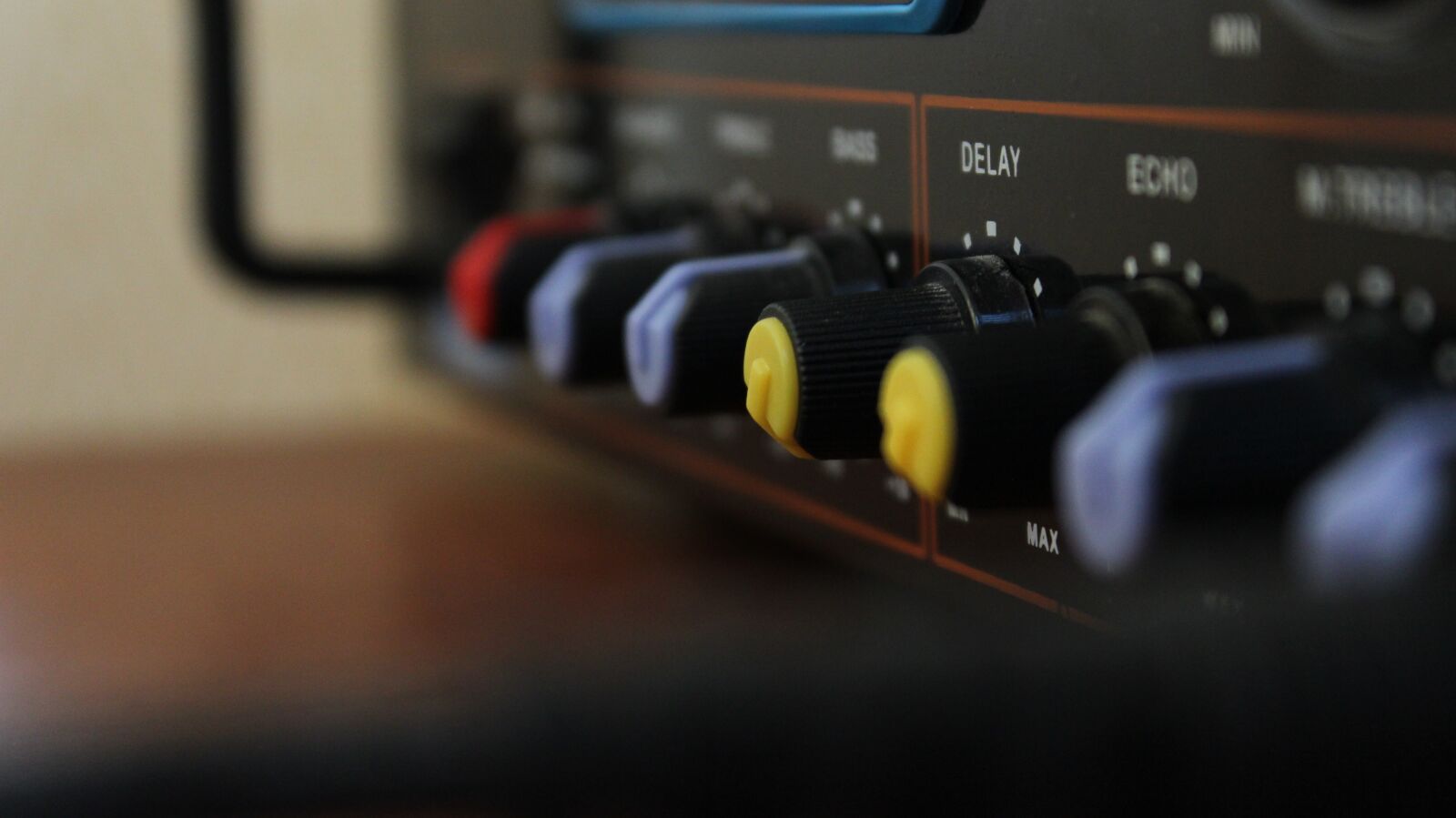 Canon EOS 600D (Rebel EOS T3i / EOS Kiss X5) sample photo. Amplifier, music, dial photography