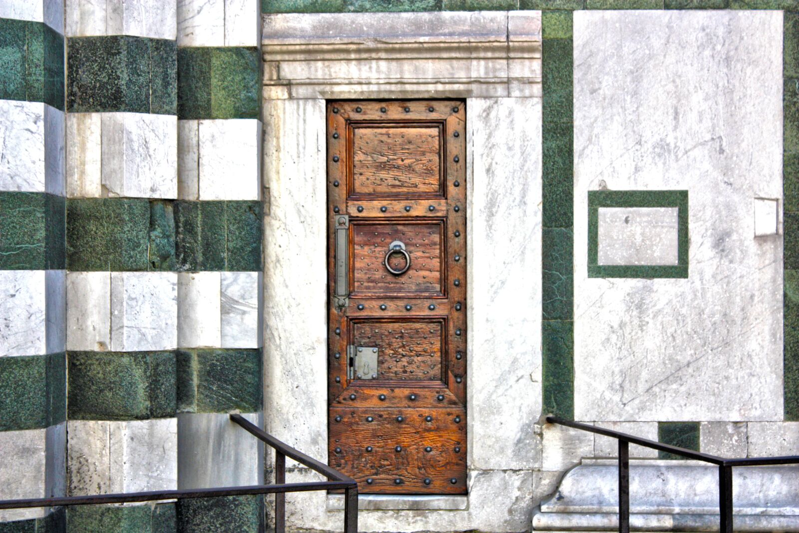 Canon EOS 450D (EOS Rebel XSi / EOS Kiss X2) sample photo. Door, wood, marble photography