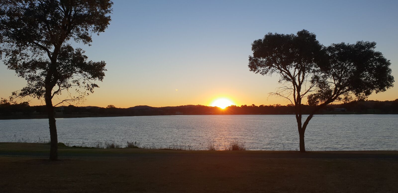 Samsung Galaxy S9 sample photo. Sunset, lake, silhouette photography