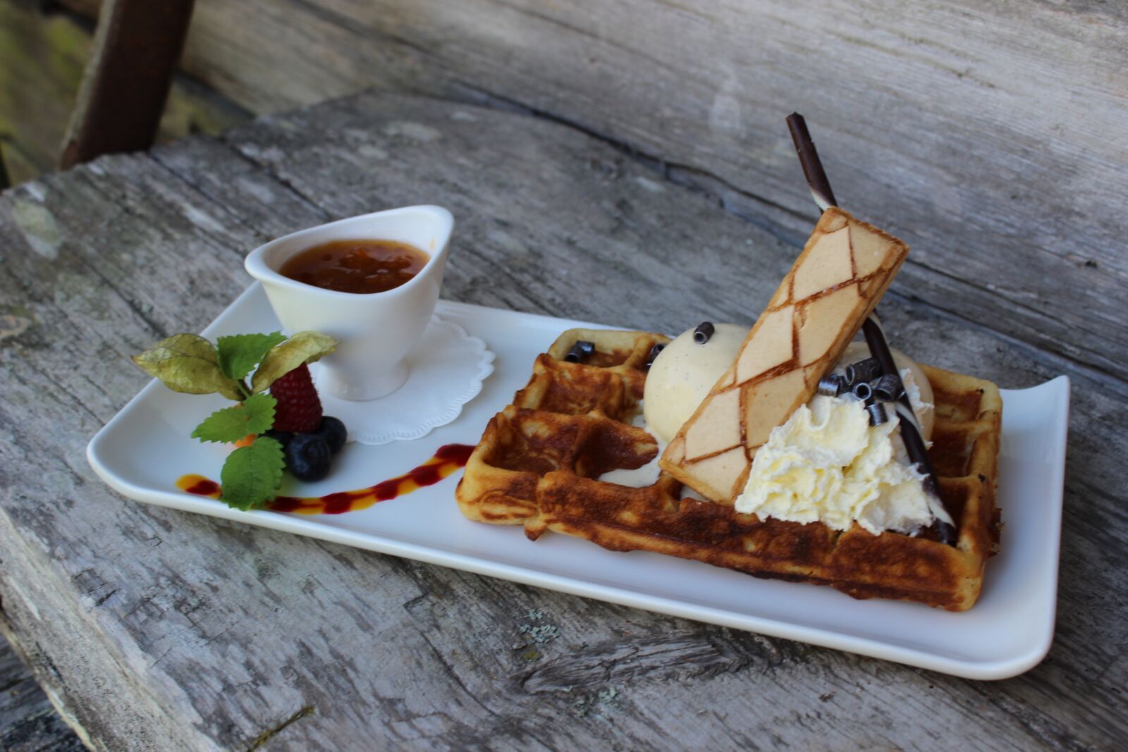 Canon EOS 600D (Rebel EOS T3i / EOS Kiss X5) sample photo. Waffle, chalet, cloudberry photography