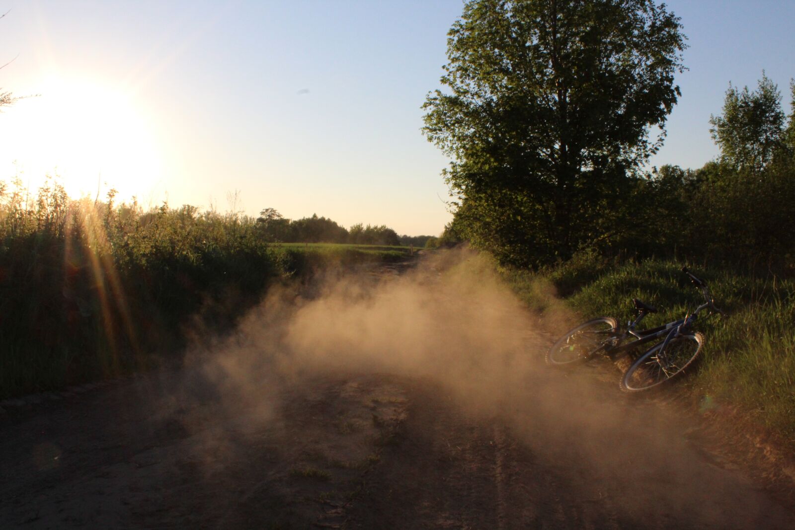 Canon EOS 1300D (EOS Rebel T6 / EOS Kiss X80) sample photo. Dust sunset, bike, sand photography