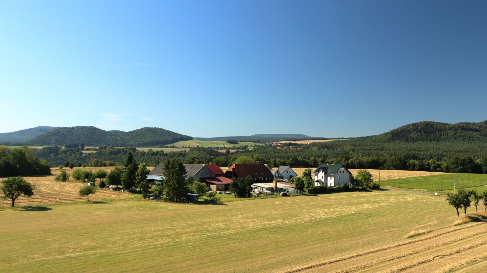 Canon EOS 77D (EOS 9000D / EOS 770D) + Canon EF-S 18-135mm F3.5-5.6 IS USM sample photo. Landscape, village, agriculture photography