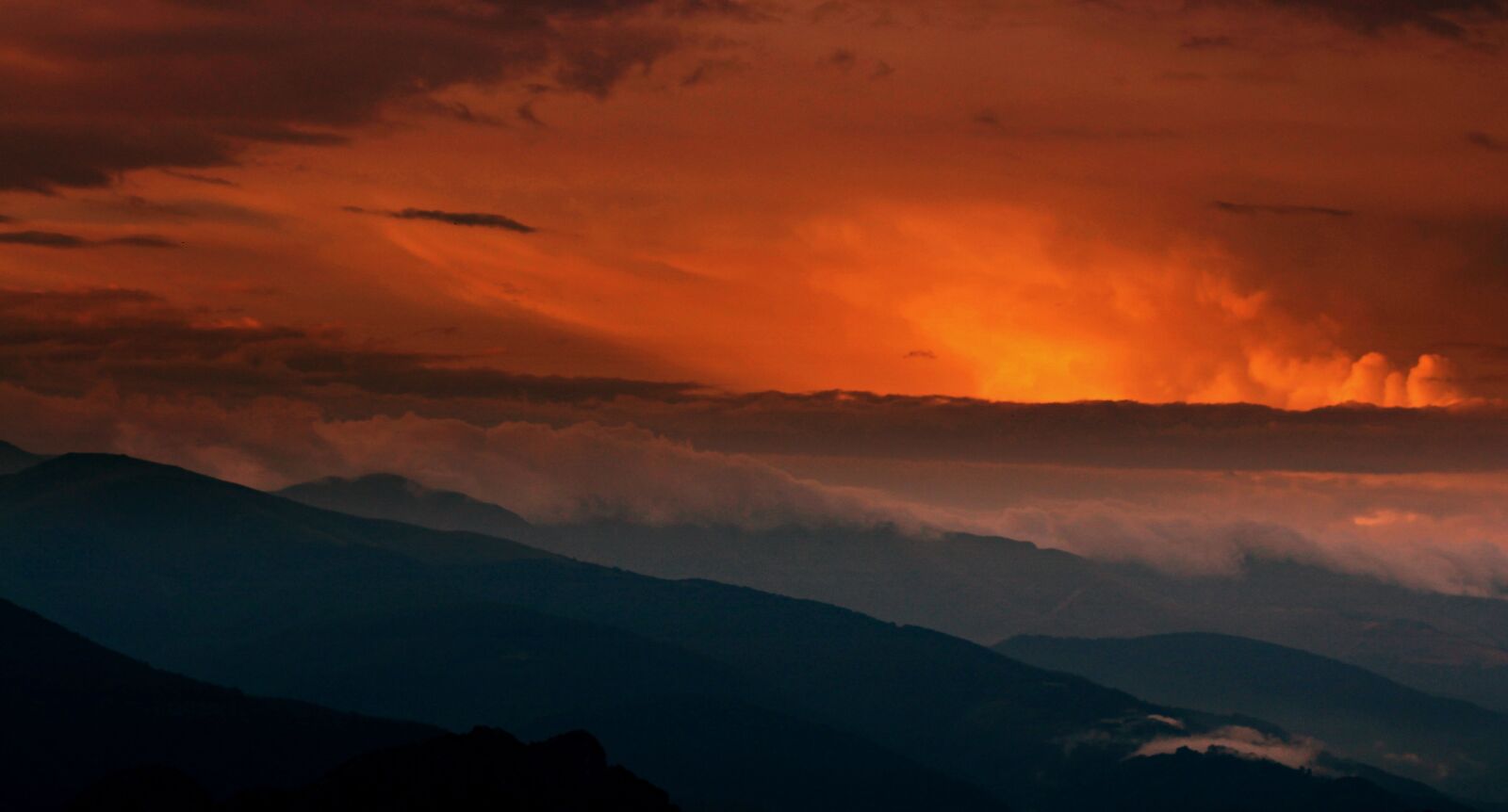 Canon EOS 700D (EOS Rebel T5i / EOS Kiss X7i) + Canon EF 85mm F1.8 USM sample photo. Sunset, mountain, top photography