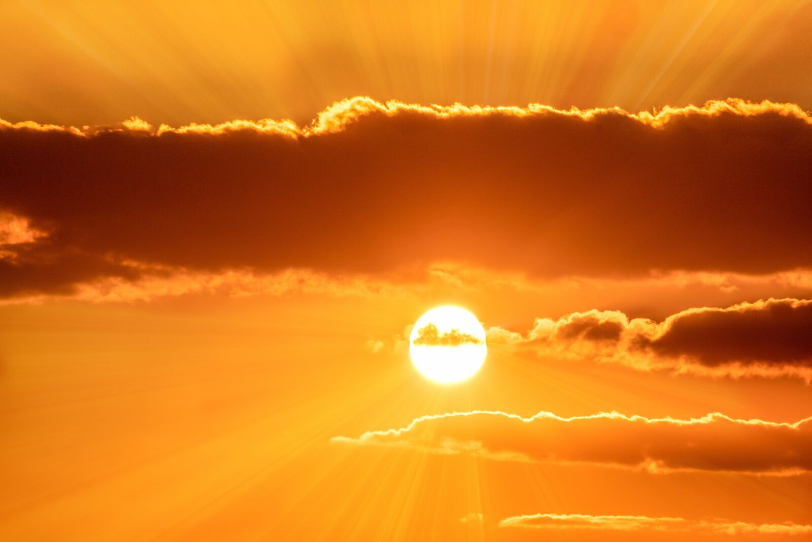 Canon EOS 750D (EOS Rebel T6i / EOS Kiss X8i) sample photo. Sun, clouds, sunset photography