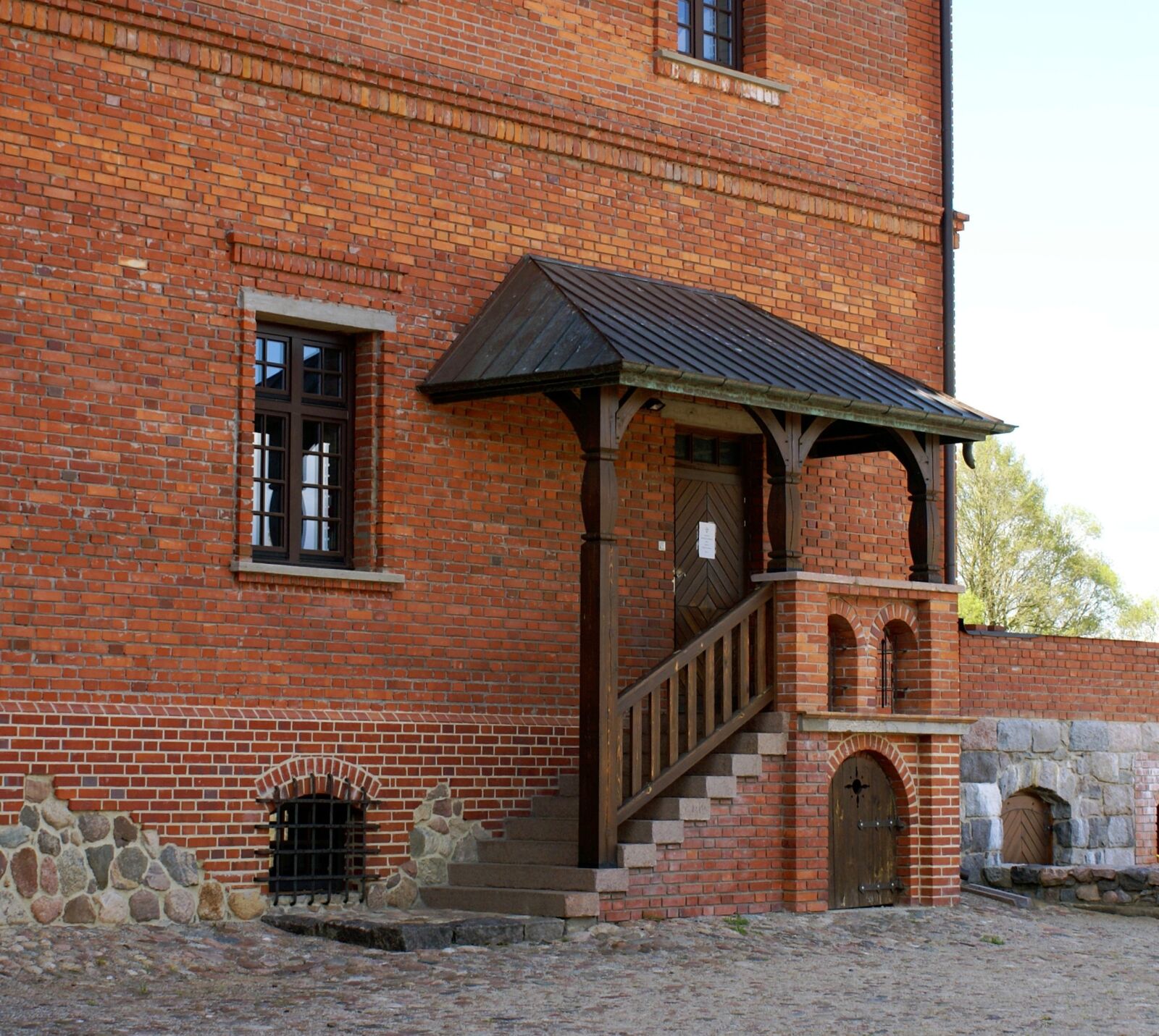 Sony Alpha DSLR-A100 sample photo. The door, stairs, castle photography