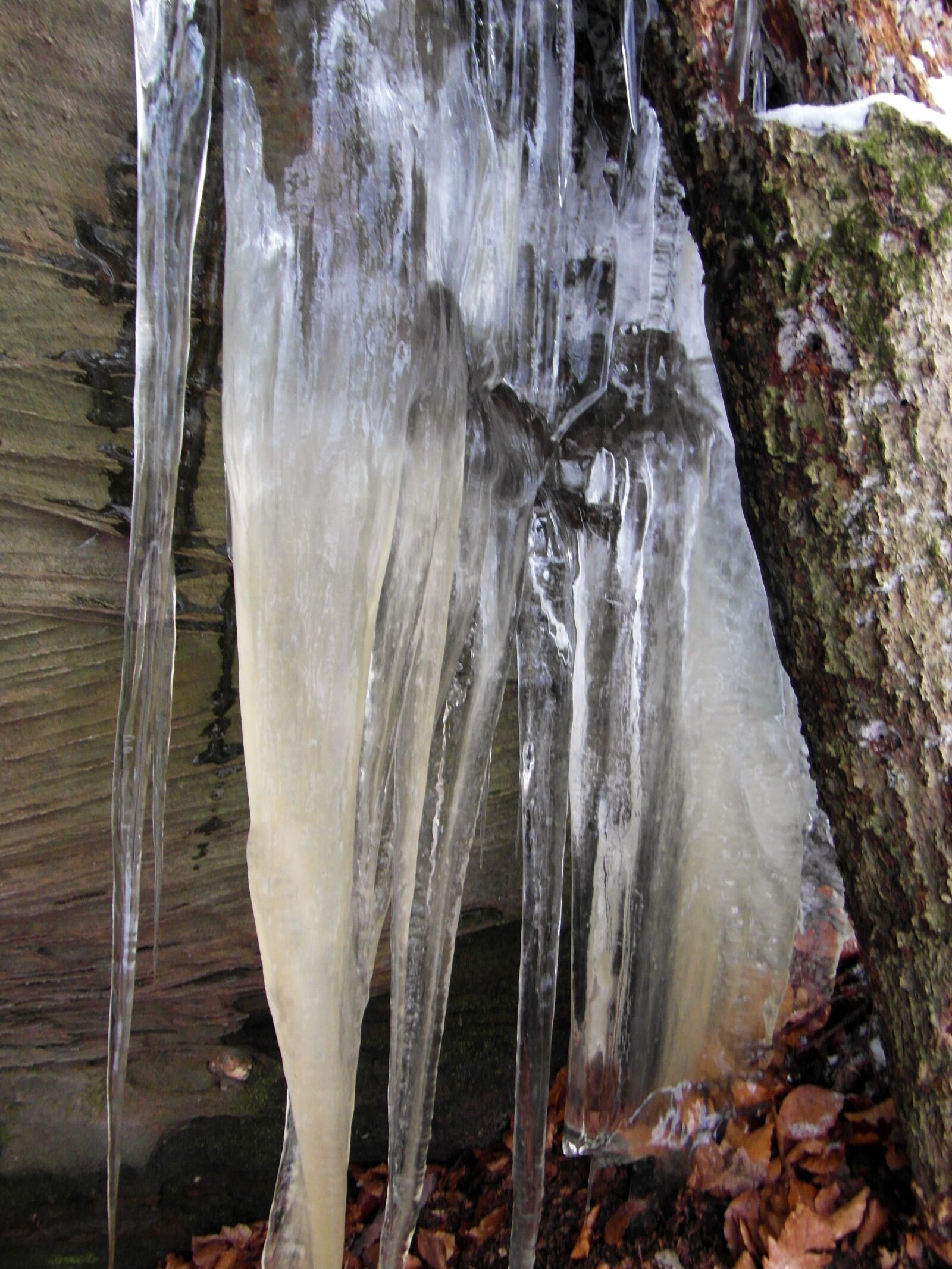 Samsung WB750 sample photo. Icicle, rock, winter photography