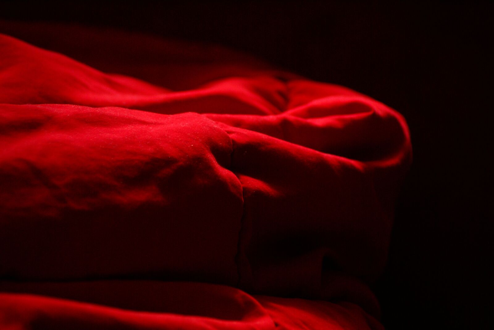 Sony Alpha DSLR-A100 sample photo. Red, texture, shadows photography