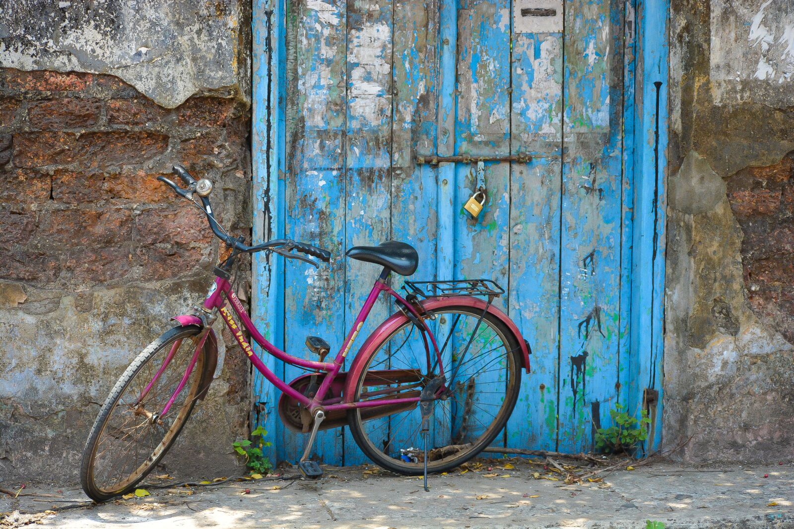 Nikon D5200 sample photo. Cycle, door, old door photography