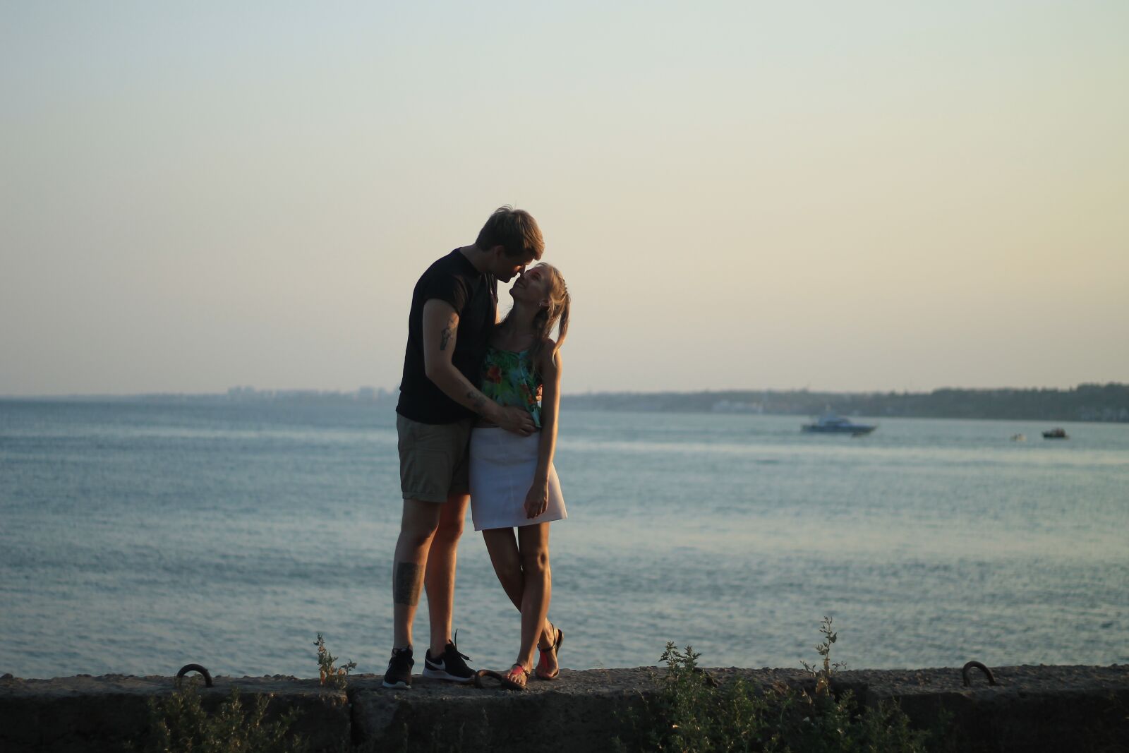 Canon EOS 1100D (EOS Rebel T3 / EOS Kiss X50) + Canon EF 50mm F1.8 STM sample photo. Love, sea, happy photography