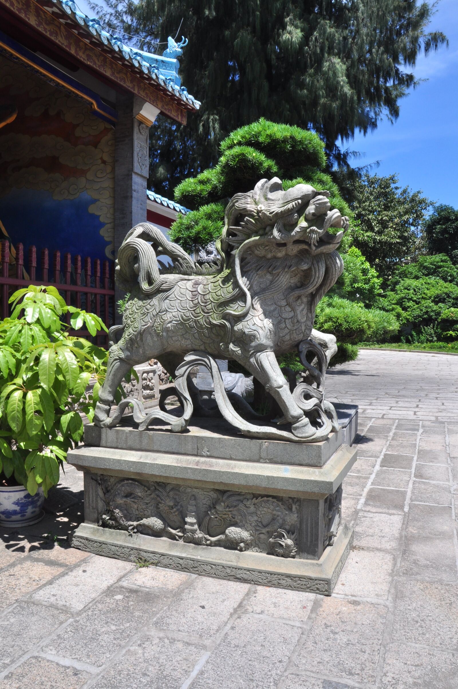 Nikon D90 sample photo. Sculpture, chinese guardian, chinese photography
