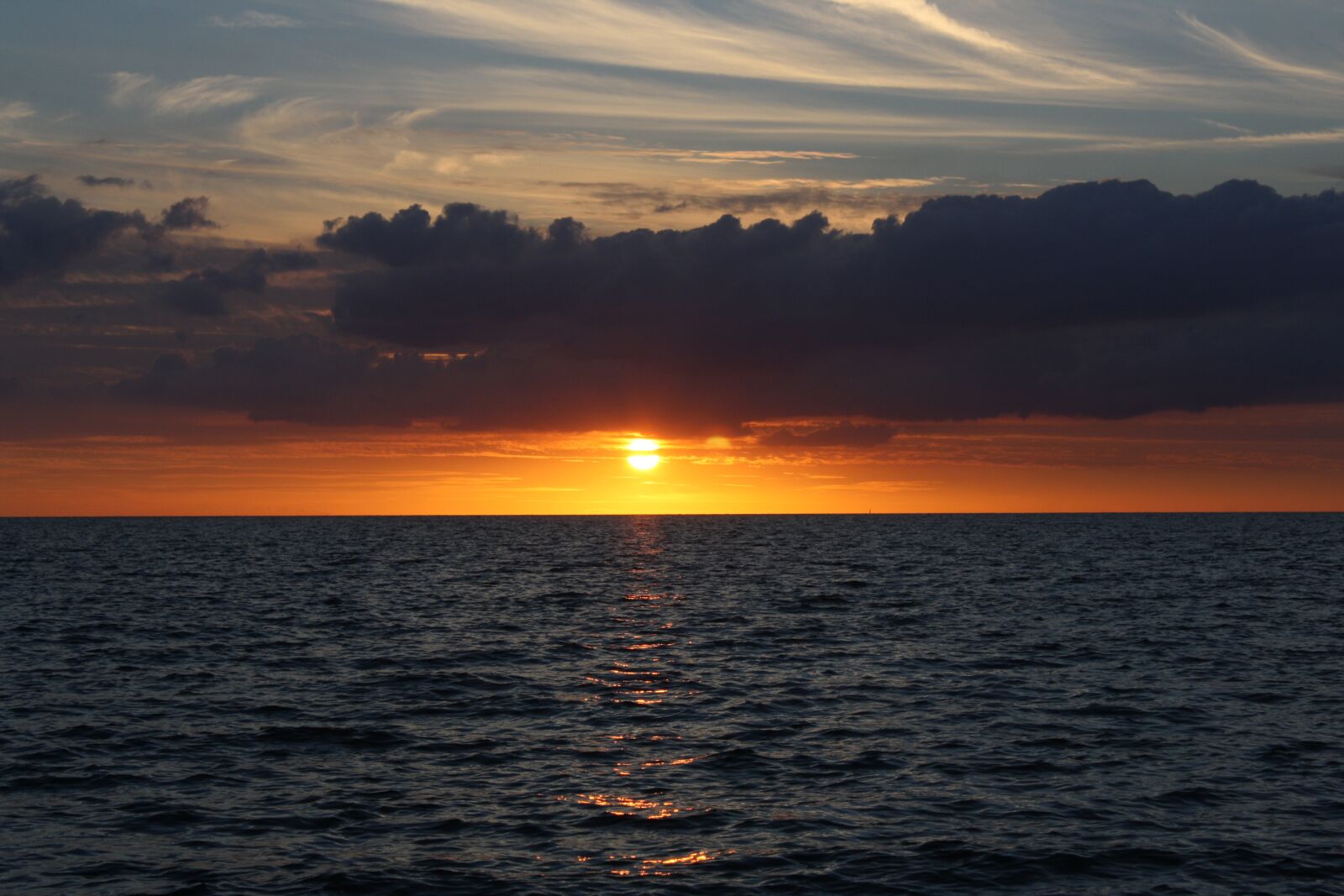 Canon EOS 1000D (EOS Digital Rebel XS / EOS Kiss F) sample photo. Sunset, sea, beach photography