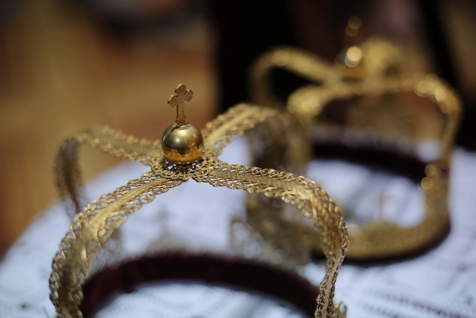 Canon EOS 5D Mark III sample photo. Crown, gold, cross, detail photography