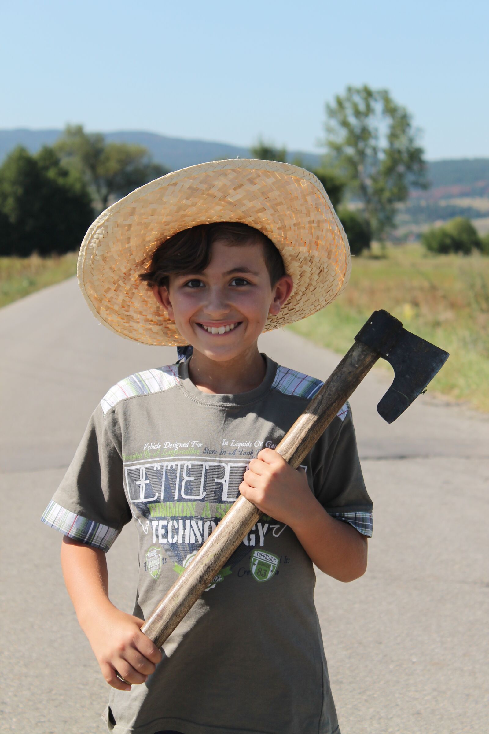 Canon EOS 1100D (EOS Rebel T3 / EOS Kiss X50) sample photo. Child, hat, straw photography