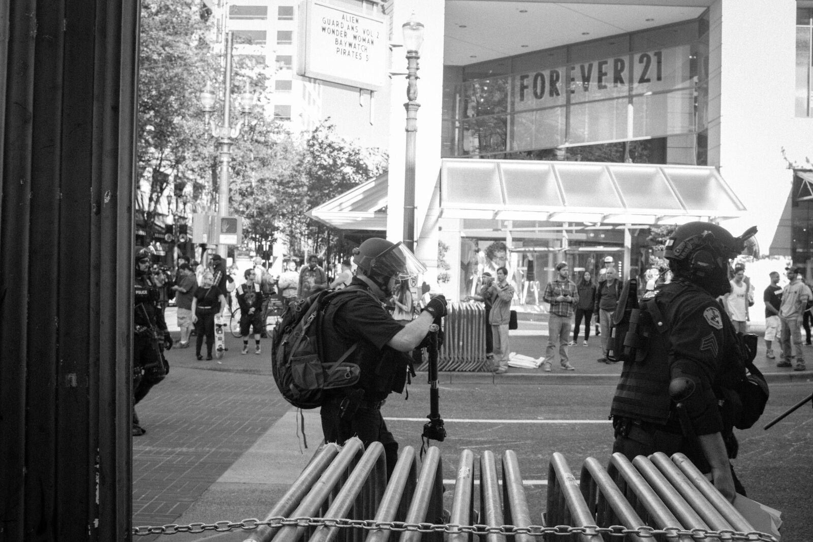 Canon EOS 700D (EOS Rebel T5i / EOS Kiss X7i) sample photo. Crowd, control, crowds, police photography
