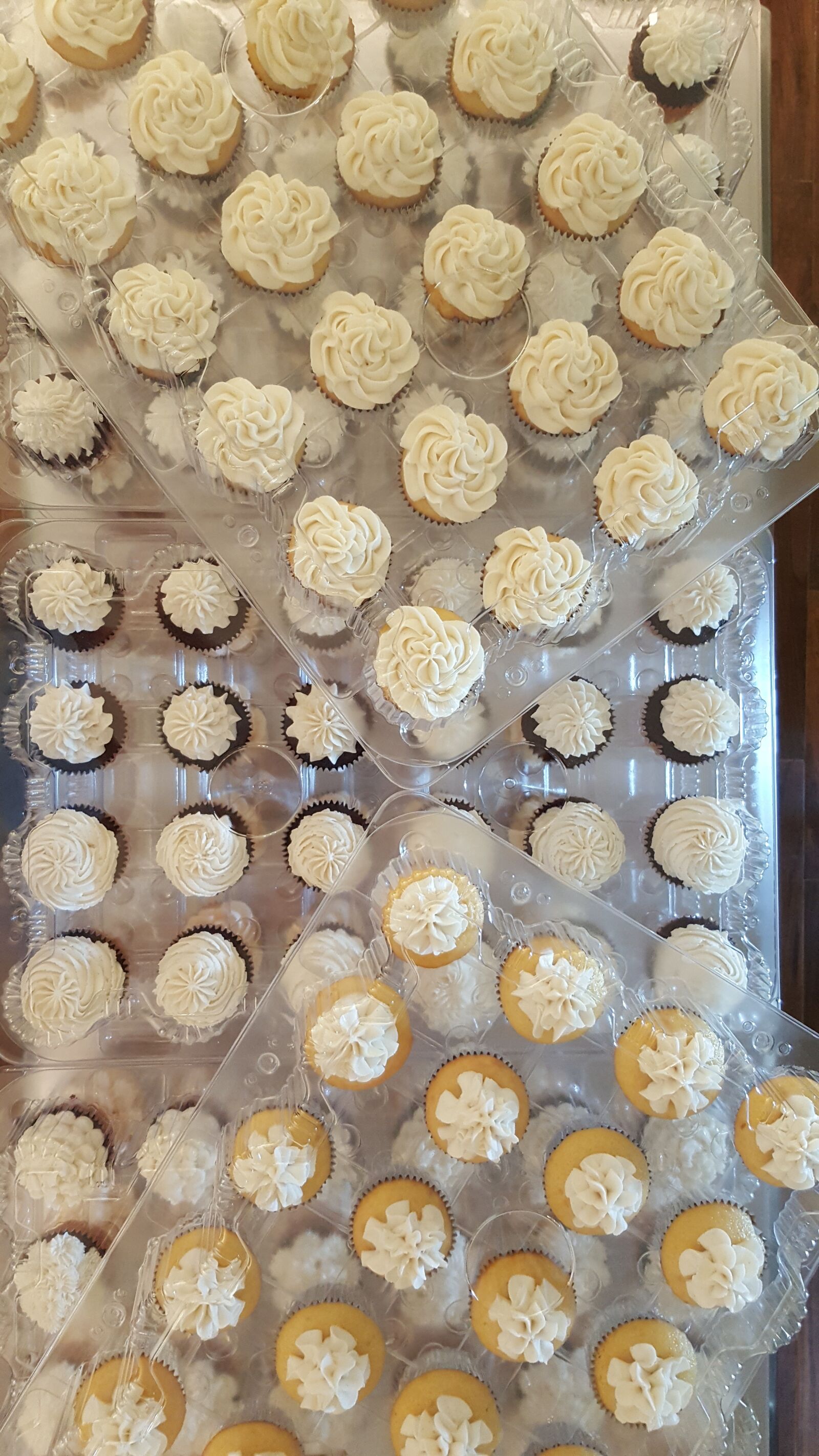 Samsung Galaxy Note5 sample photo. Cupcakes, delivery, stack photography