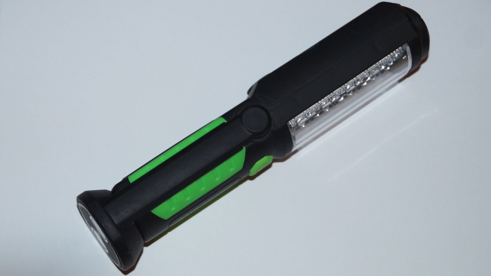 Sony SLT-A58 sample photo. Flashlight, weis, background photography